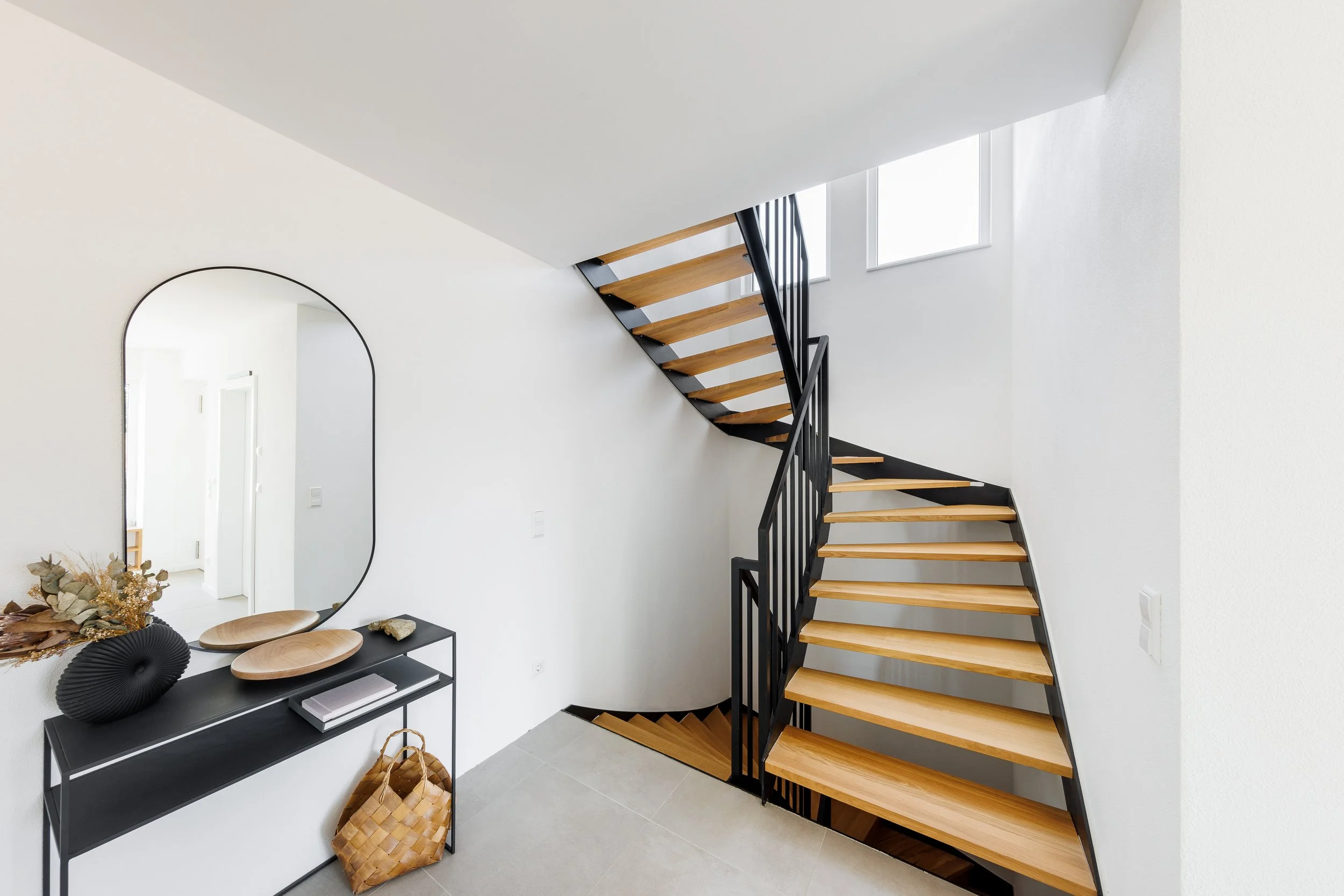 Das ist ein Einfamilienhaus mit einer Stahltreppe mit Holzstufen.