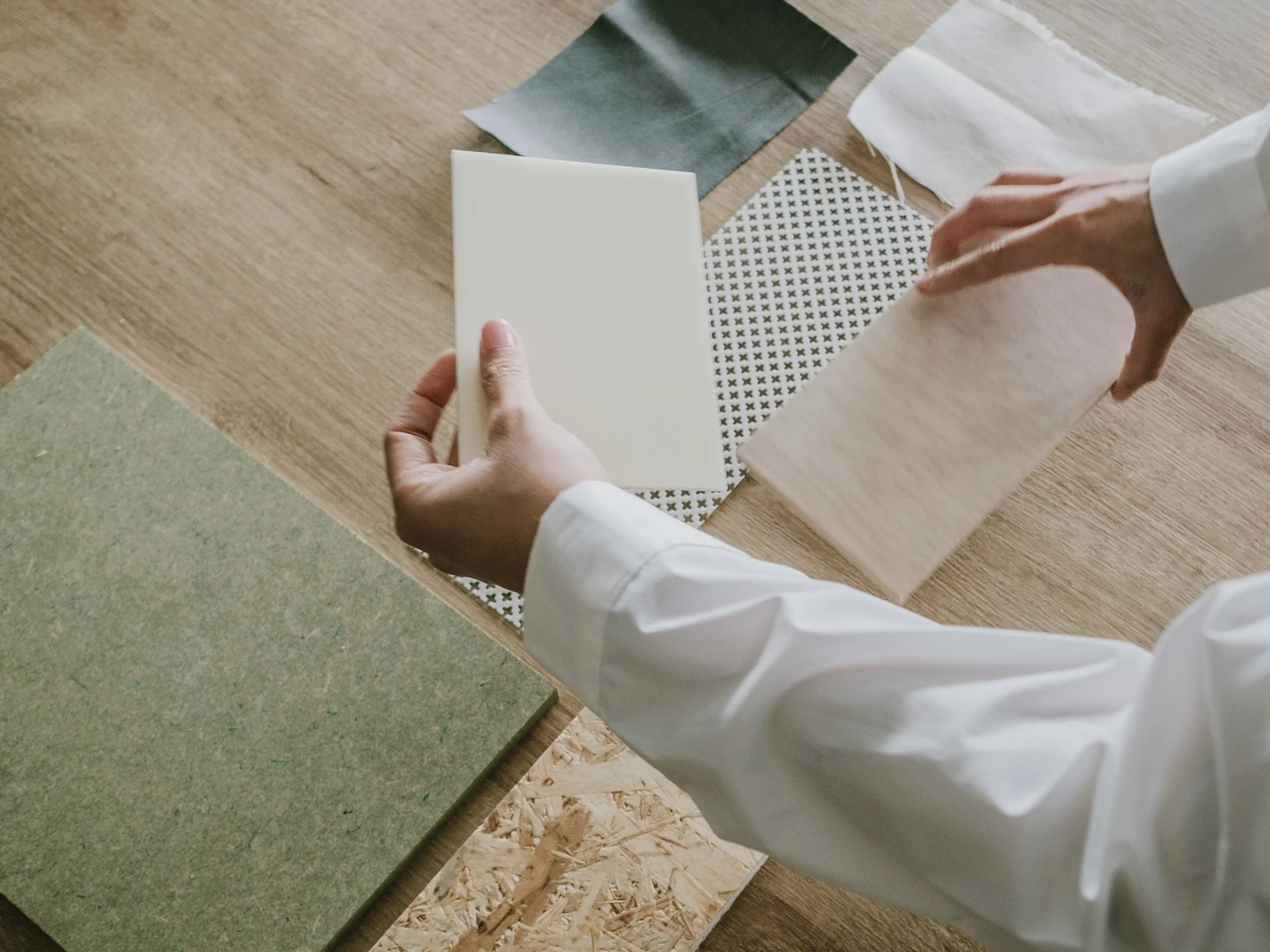 Hand hält Fliesen in der Hand, Material-Collage