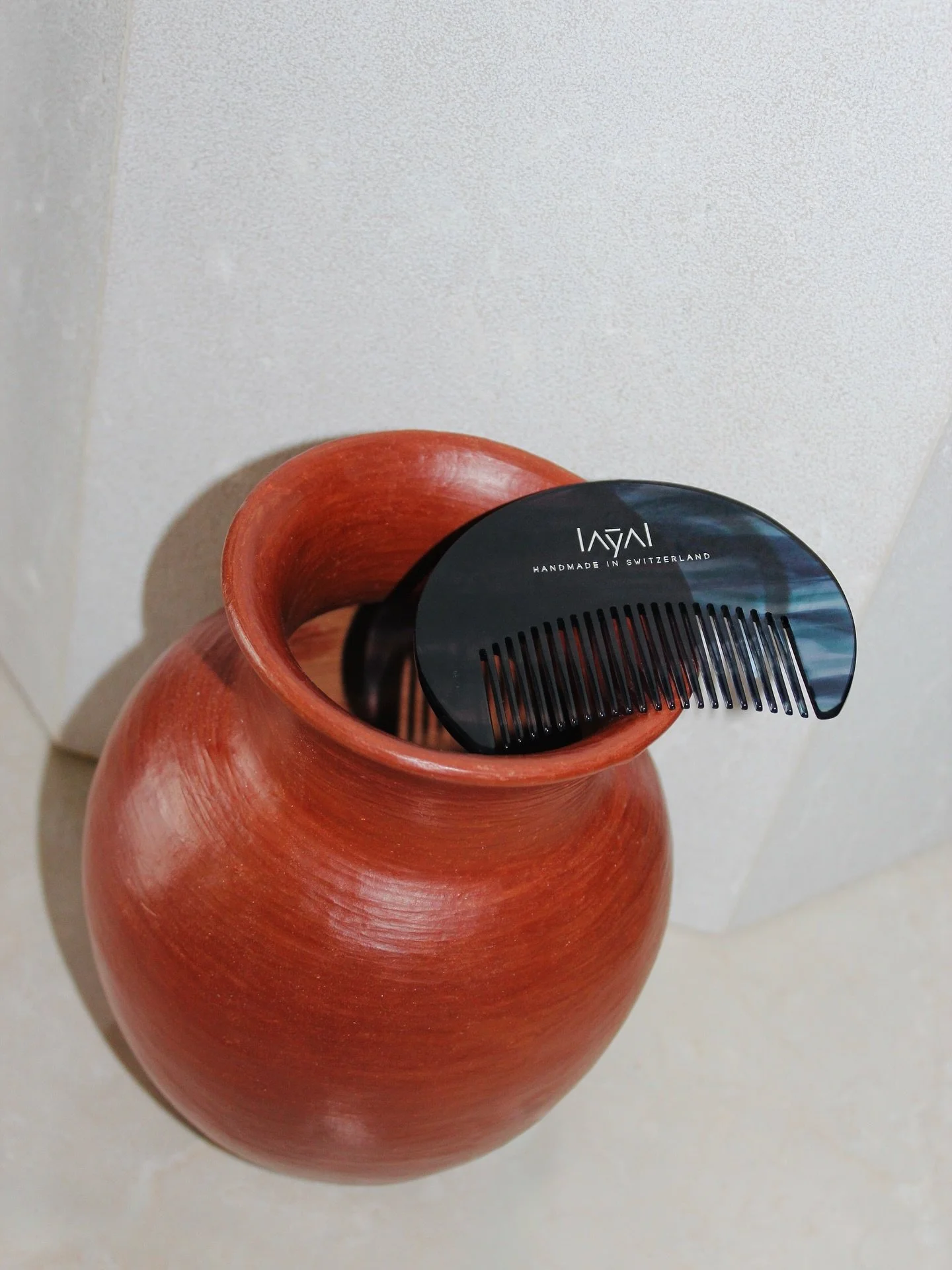 amar - sculptural care. hand-carved in Switzerland, designed to turn a daily gesture into ritual.

do you comb on wet or dry hair?