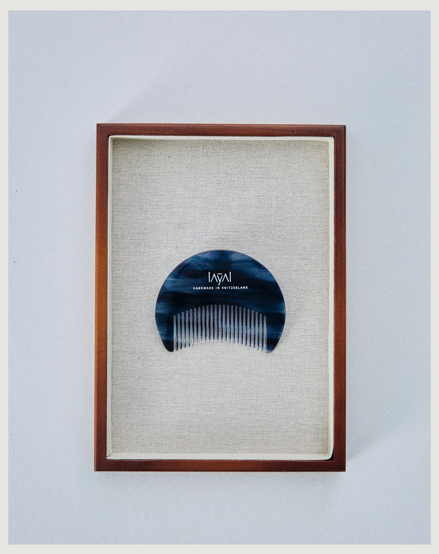 an ordinary gesture becomes intentional with amar, the blue moon comb 🌙 

Photographer @estherbellepoque