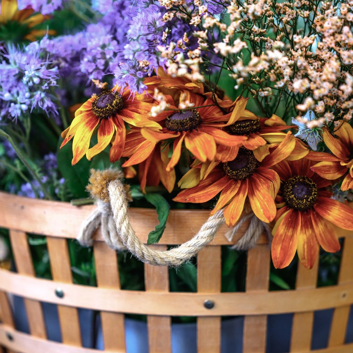 A blooming bundle of flowers, just waiting to be transformed into your own stunning flower crown masterpiece! 🌼👑