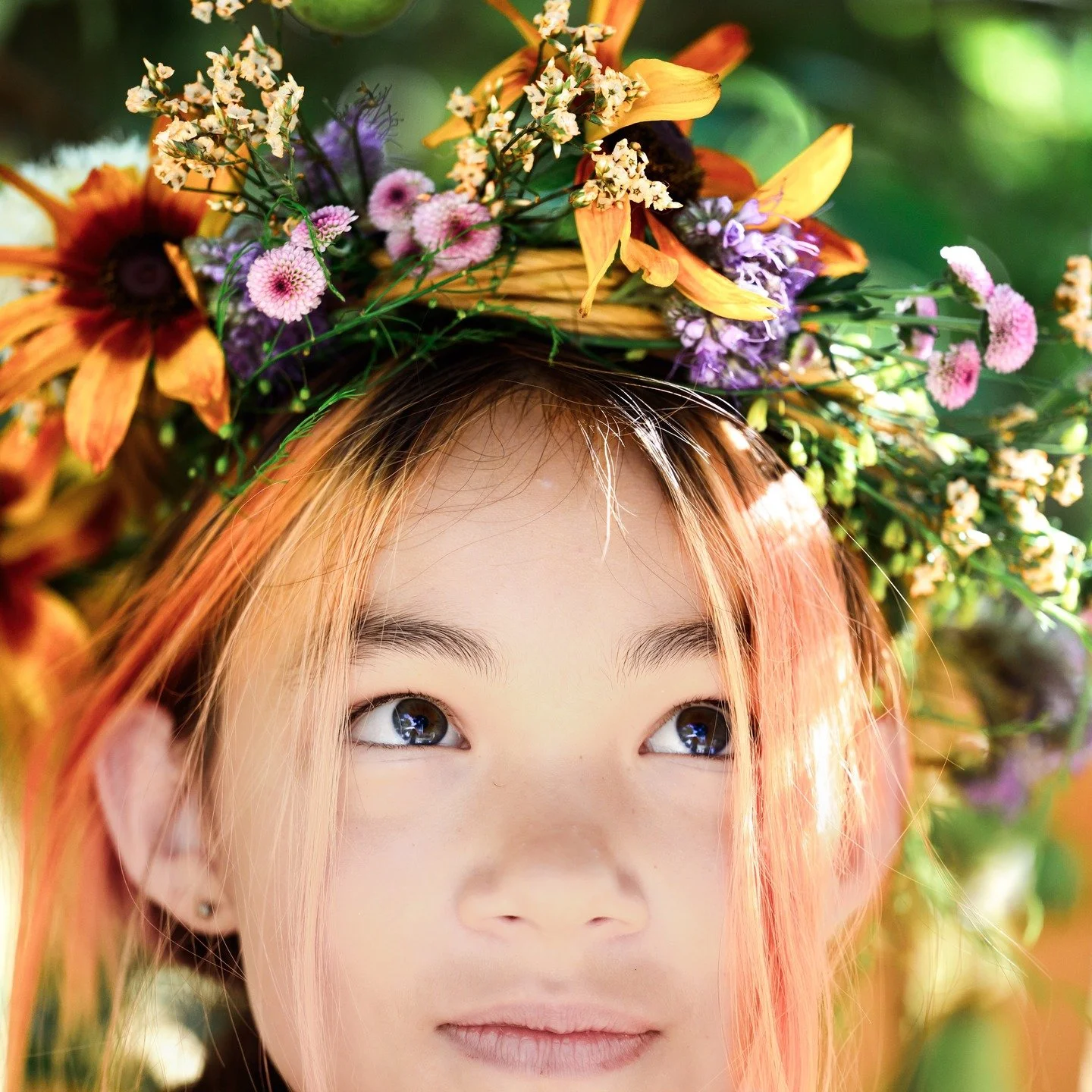 Isn&rsquo;t she a vision in her flower halo? Like a garden goddess come to life&mdash;radiant, and totally unforgettable. 🌸✨