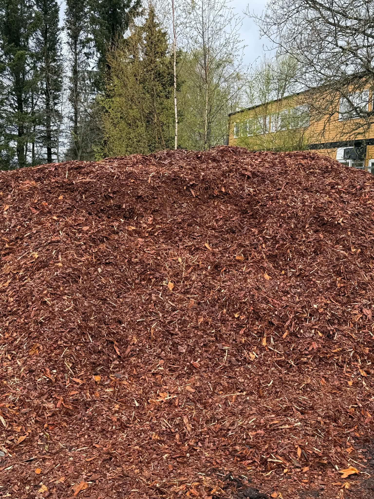Bark, jord og singel i løsvekt – slik lykkes du med uteområdet