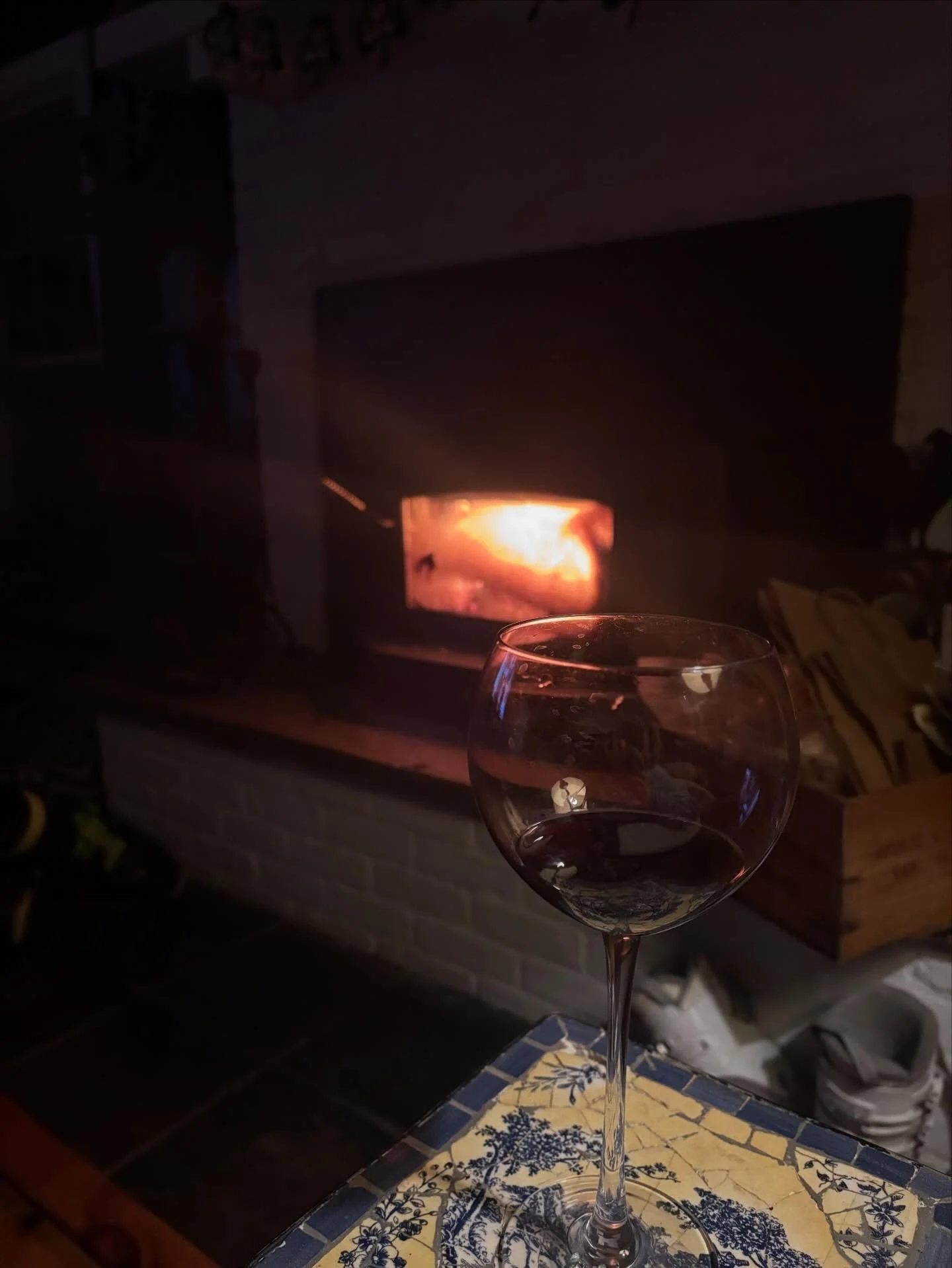 Finally sitting down.
Fire going, glass of wine in hand, one dog in my lap, one behind my head (as usual 😂).

Watching an old episode of Friends with my family and taking the night off.

Artist recharge mode #ArtistLife
#CozyNightIn
#WatercolorArtis