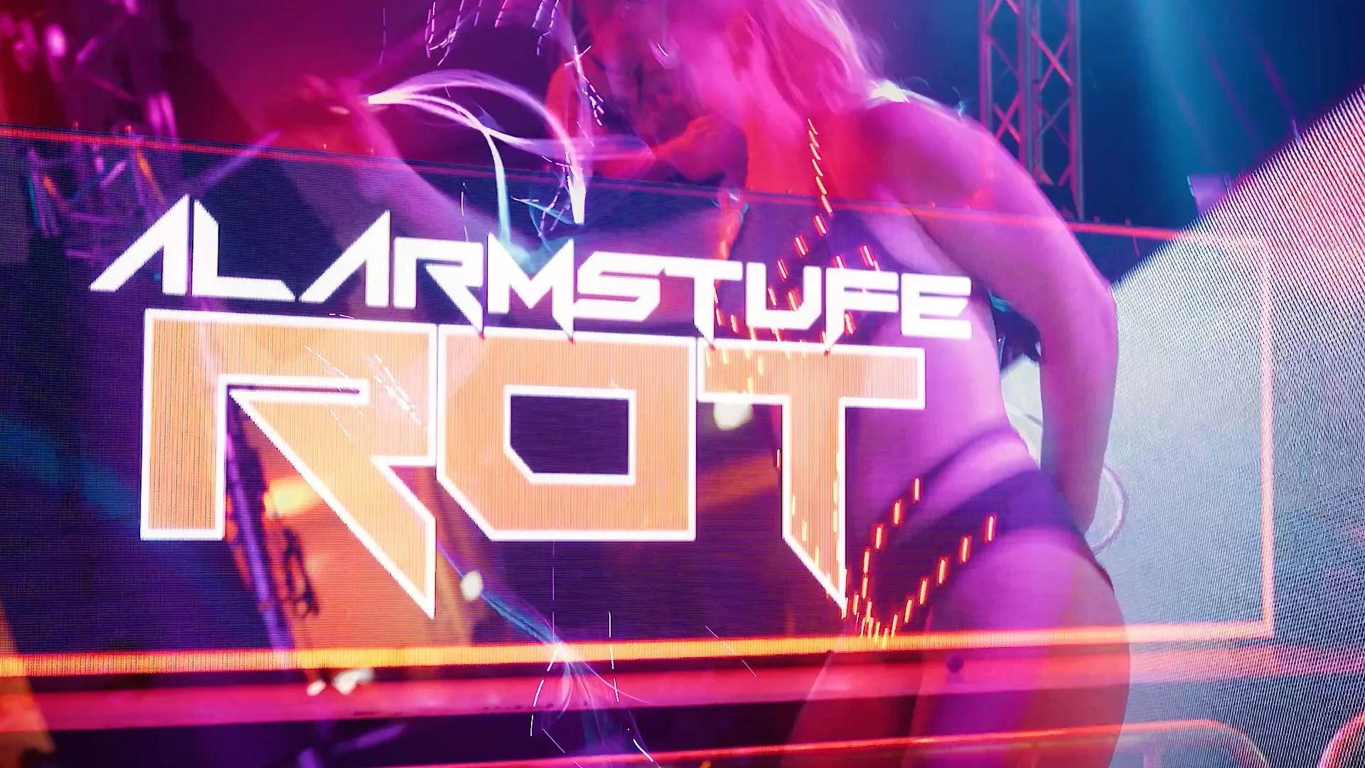 Frau mit Sonnenbrille isst einen Burger aus einer Pappverpackung. Wismar-marketing.de