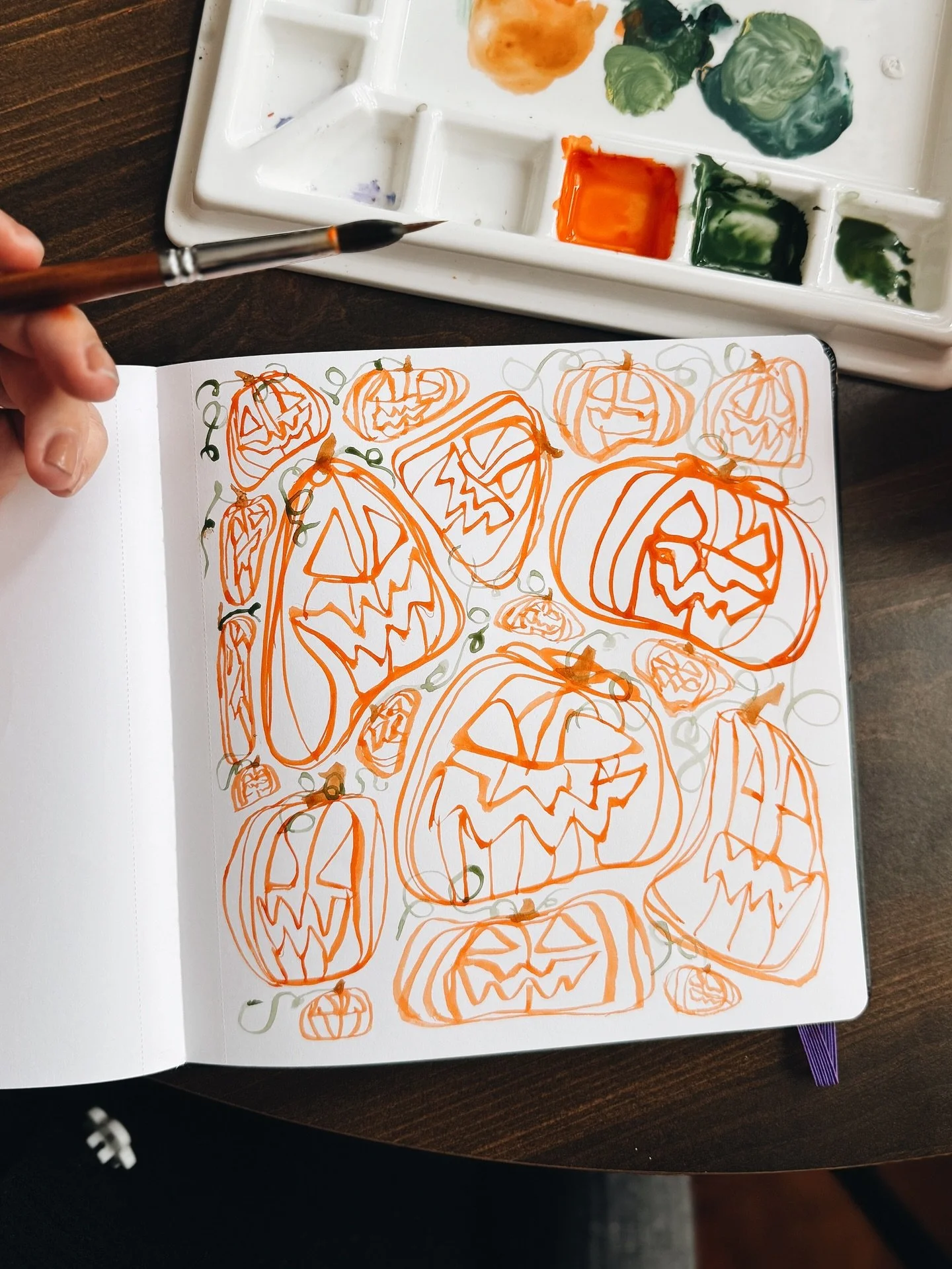 Annie requested spooky pumpkins so, of course, I had to oblige 🫶🏼

Gouache on paper with my new @fuumuuibrushes_official brushes 🫶🏼🤩

#art #halloween #spooky #pumpkin #gouache #artwork #artist #traditionalart