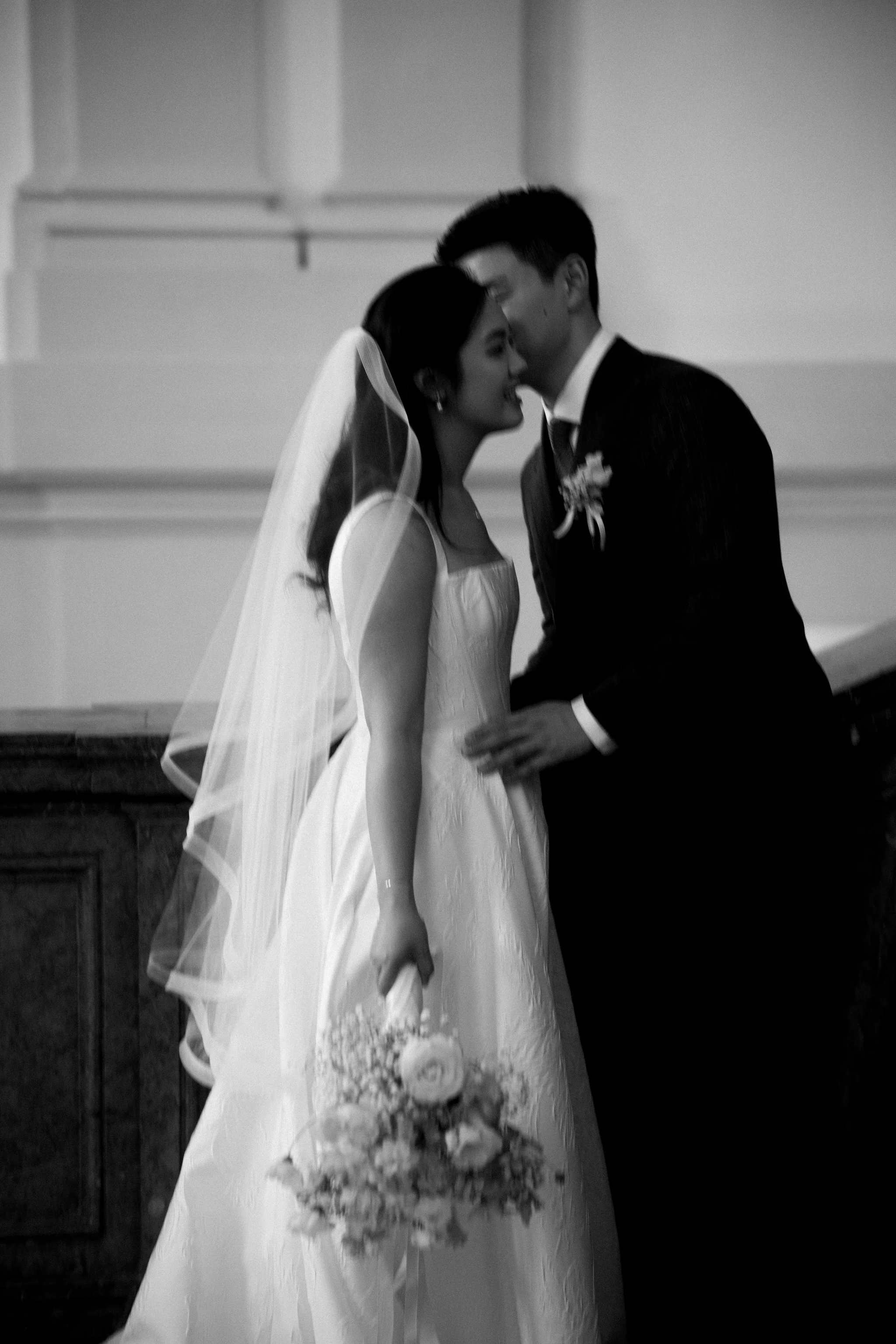 Wedding photographer Vienna — first kiss, black and white