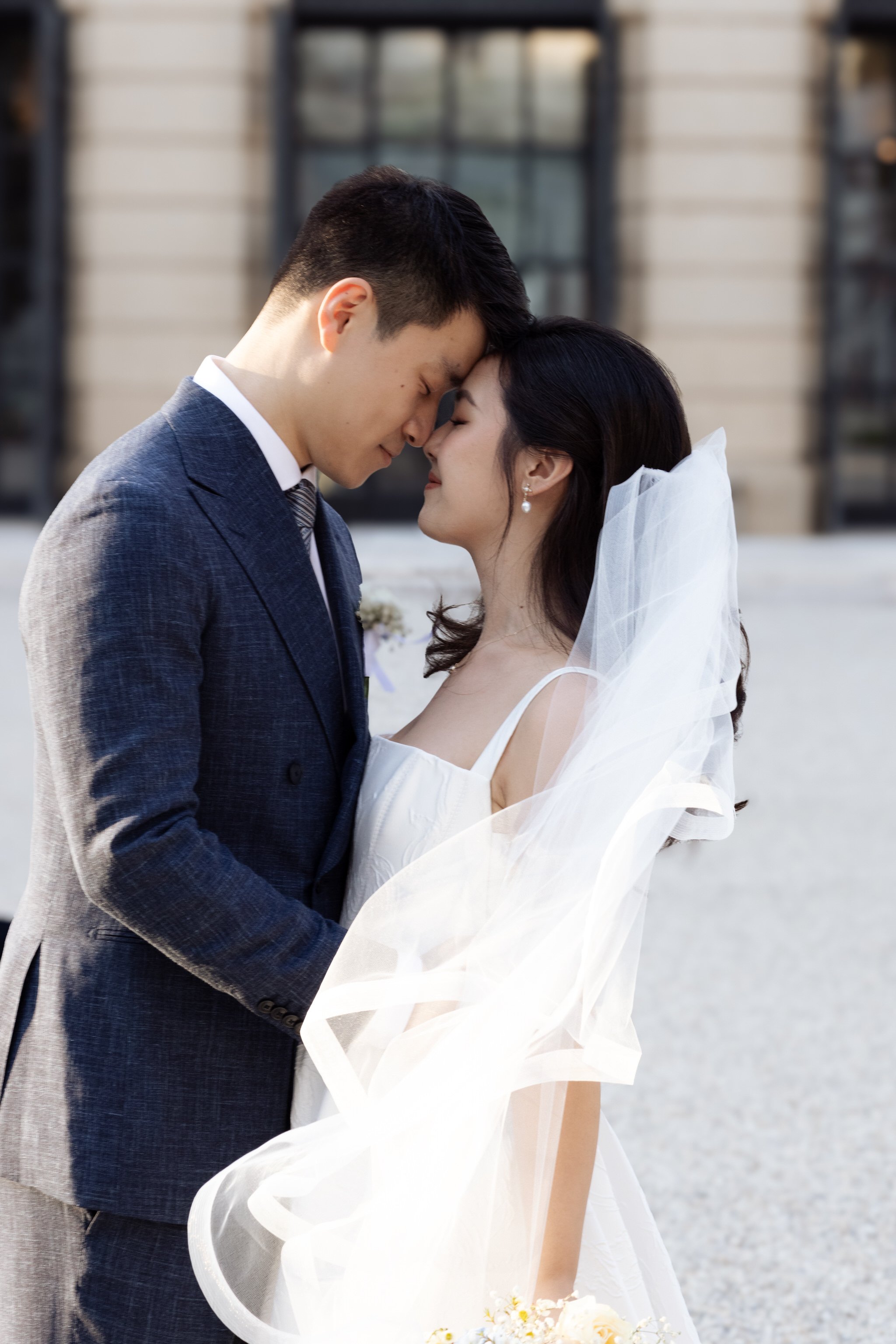 Hochzeitsfotograf Wien — Brautpaar beim Empfang im Palais