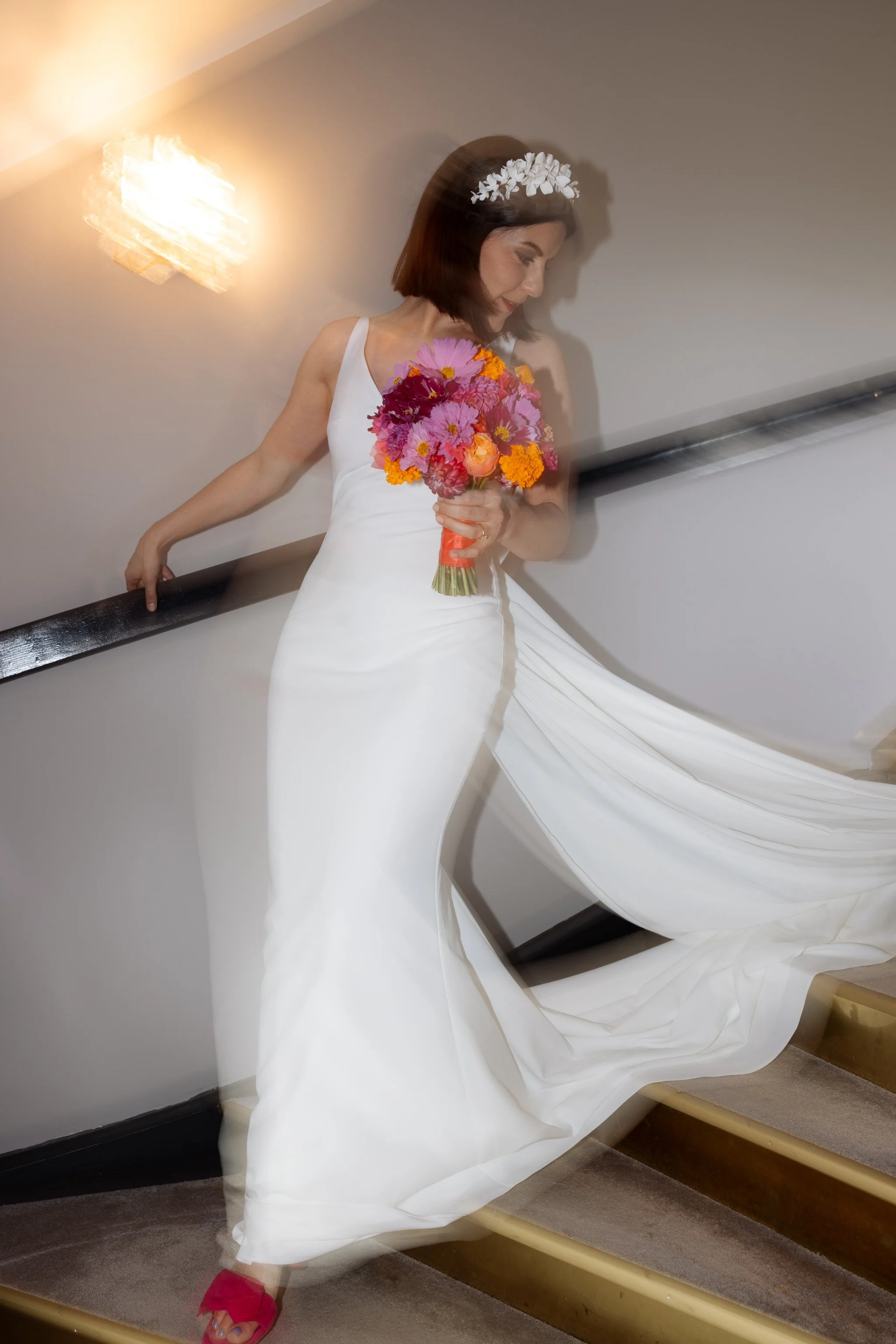 Hochzeitsfotografin Niederösterreich — Braut mit buntem Brautstrauß