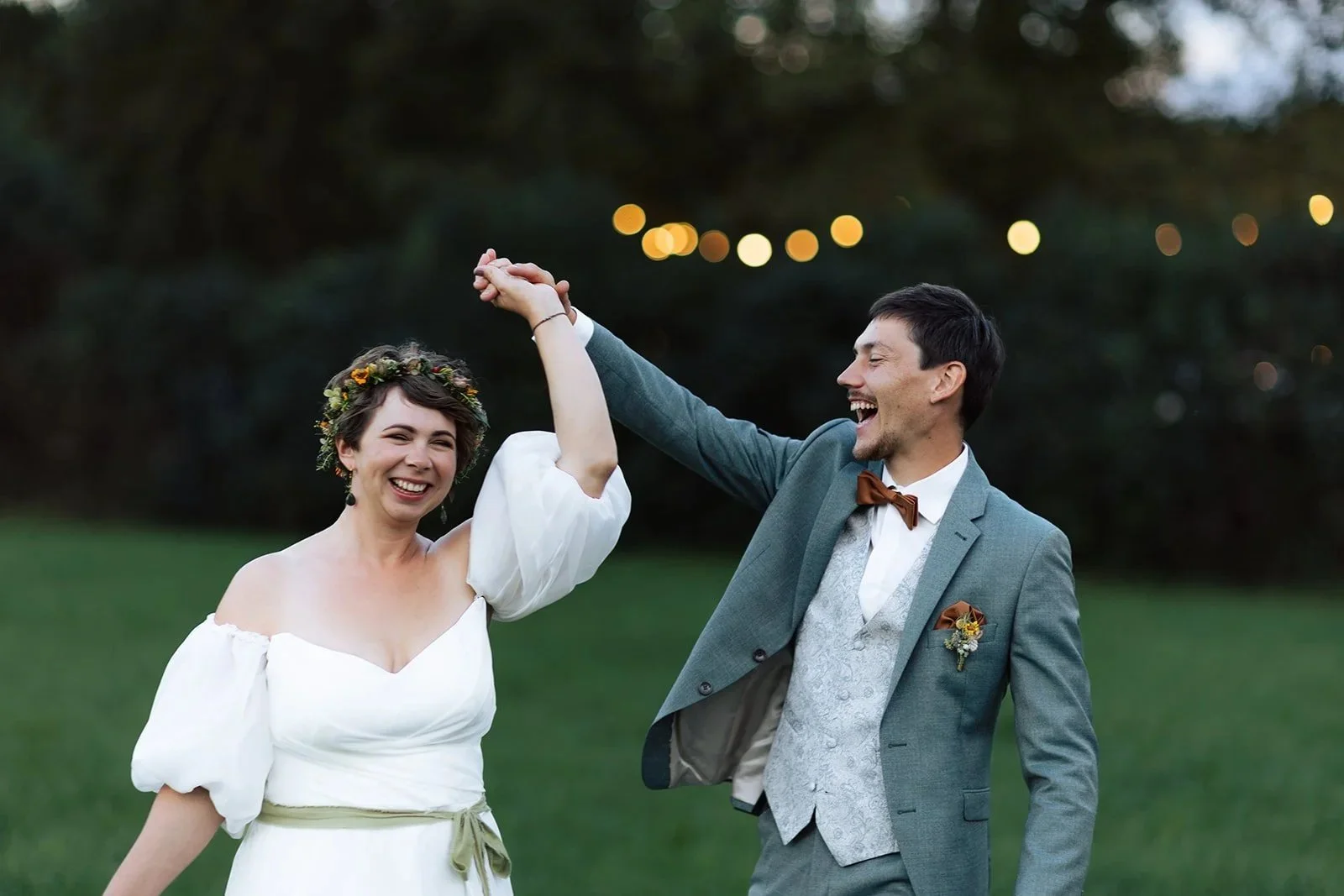 Hochzeitsfotograf Österreich — lachende Gäste an der Tafel