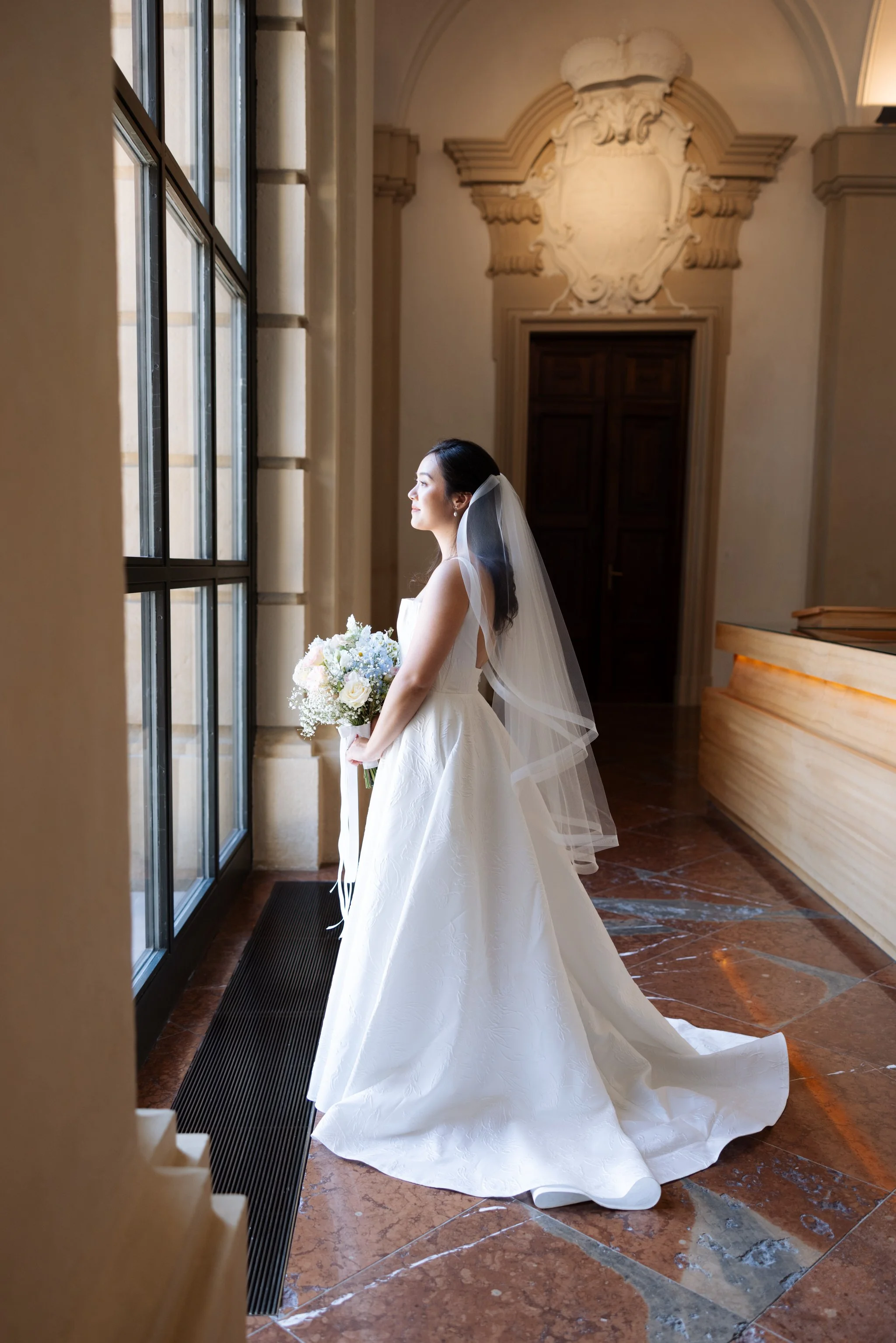 Hochzeitsfotograf Wien — Braut am Fenster im Palais Liechtenstein
