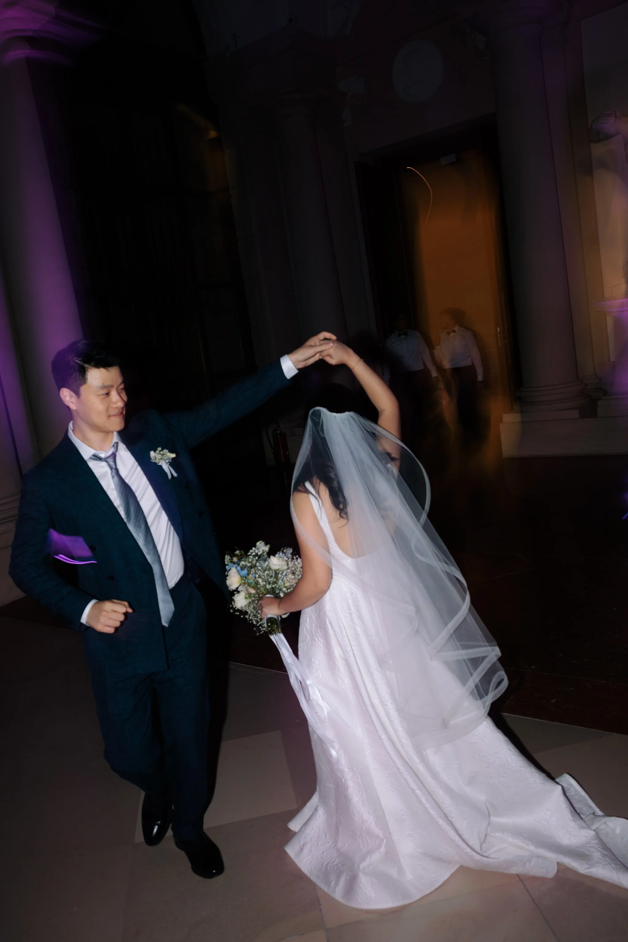 Hochzeitsfotografin Wien — Hochzeitsdinner unter Lustern