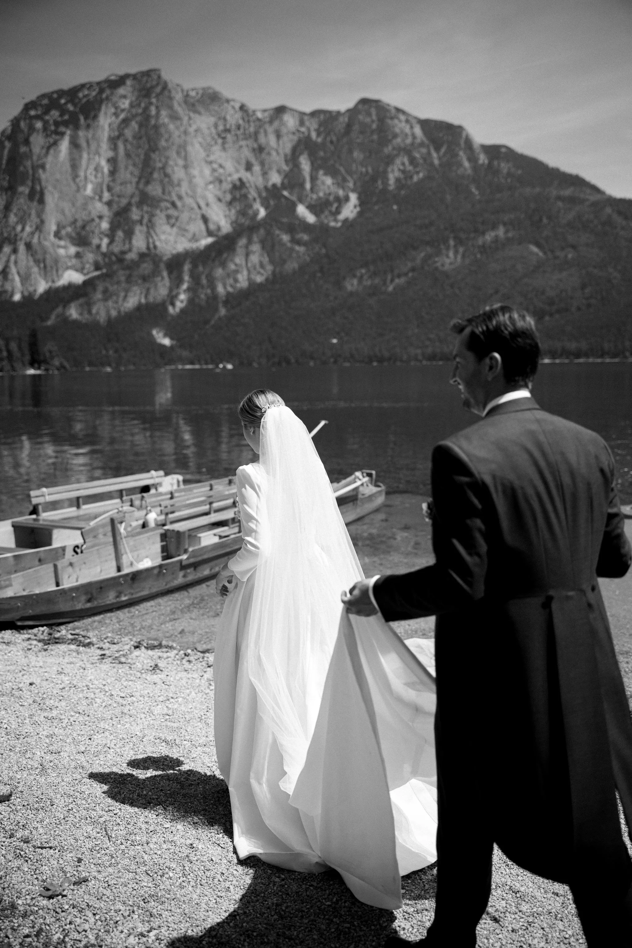 Hochzeitsfotografin Österreich — Braut mit Brautstrauß am Ufer