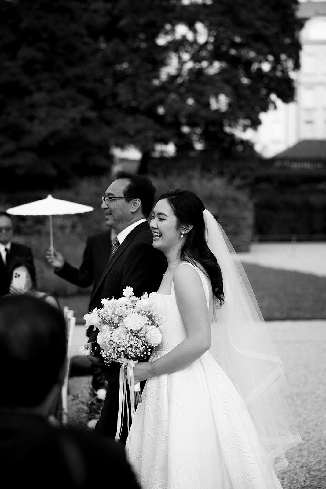 Brautpaar Shooting Wien — Paarfotos im Innenhof des Palais