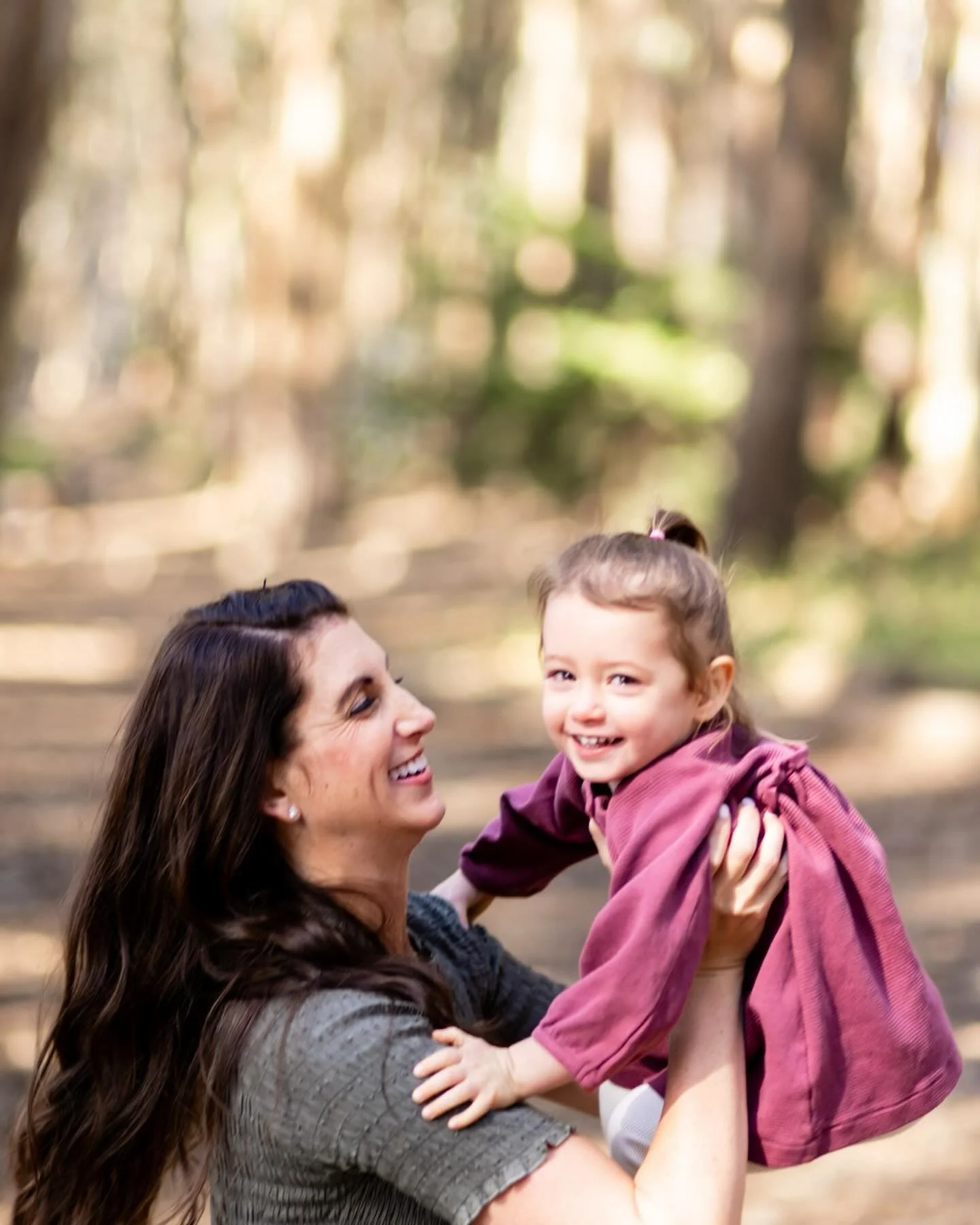 Behind every great family photo is a mom bribing kids with snacks, fixing everyone&rsquo;s hair, and somehow still looking flawless. Moms, you deserve a medal&mdash;and a nap. Happy Mother&rsquo;s Day! 

#mothersday #familyphotography #sanfrancisco