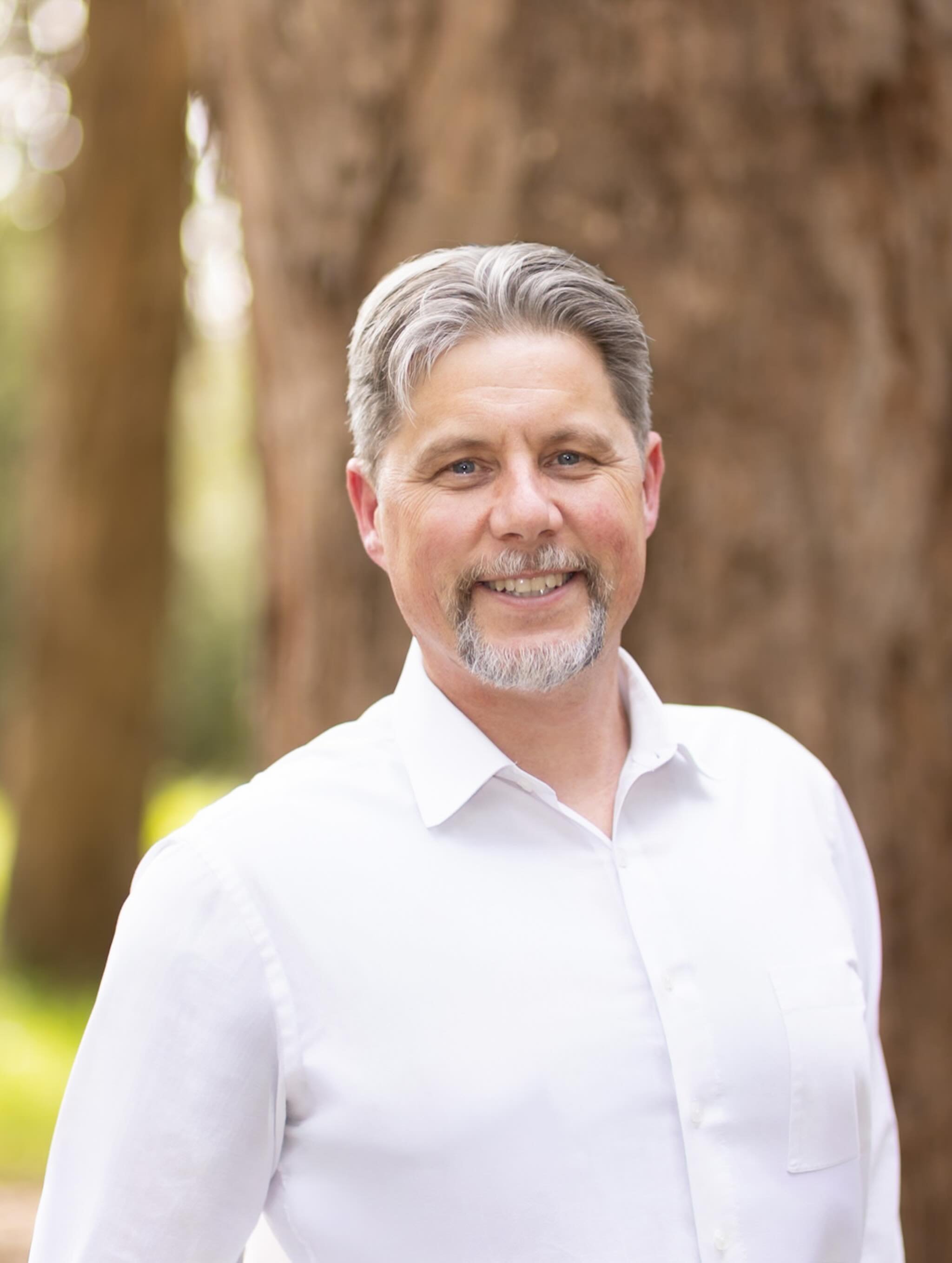 Fresh headshots with a little golden hour glow. Because your LinkedIn profile deserves better than a cropped wedding picture 😉