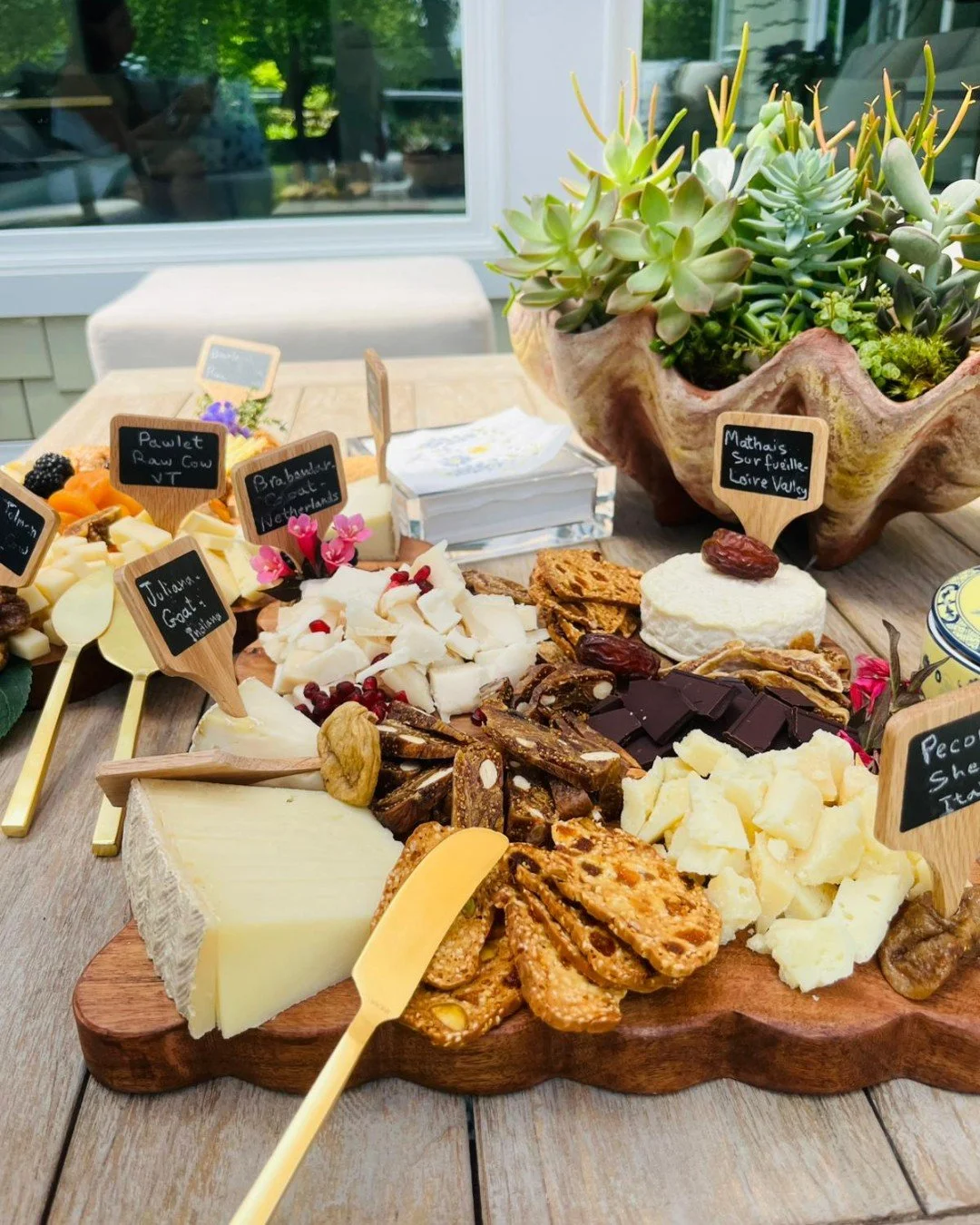 A Saturday well spent in Greenwich ✨ Our clients guests gathered to enjoy a vibrant chef-curated menu. From fresh chopped salads and shrimp pesto potato salad, to a comforting lemon pasta, and entr&eacute;es like lamb kofta kebabs, filet mignon, and 