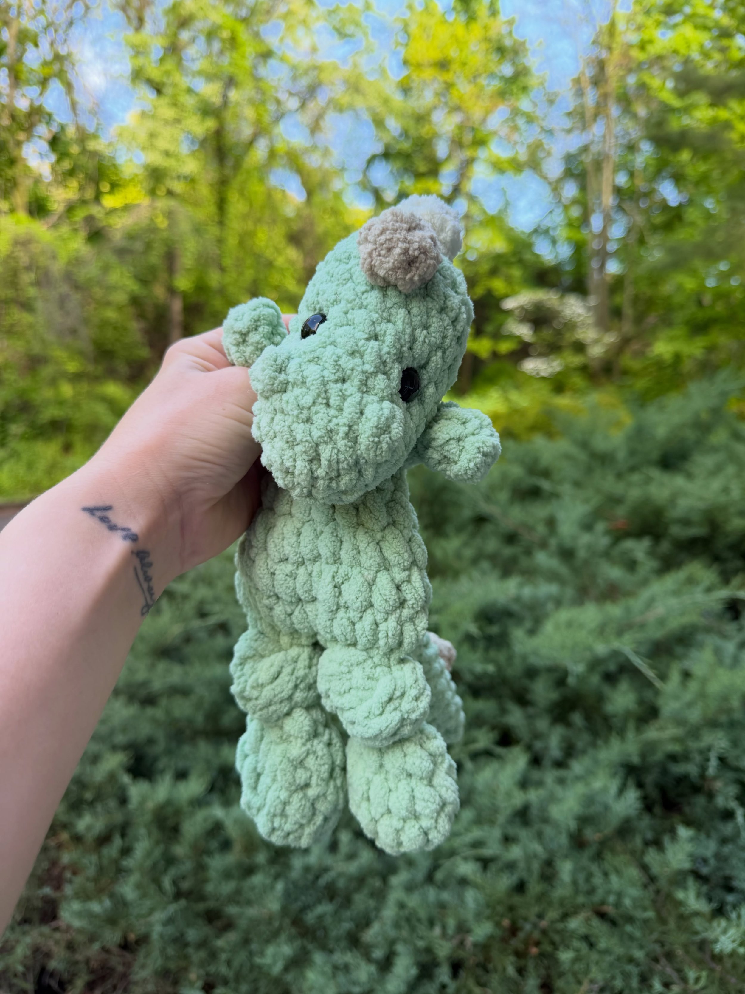 Custom Dozer Dino for baby to be. 🦖🥰

Pattern: @mamamademinis 🫶🏻
