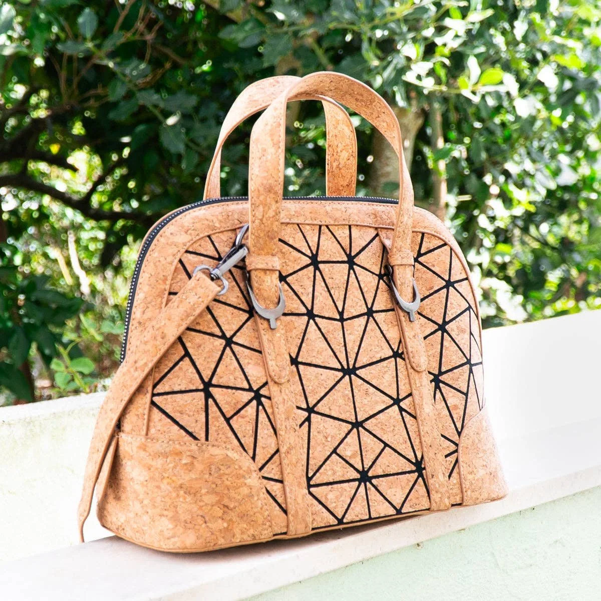 Handbag with geometric pattern made of cork material