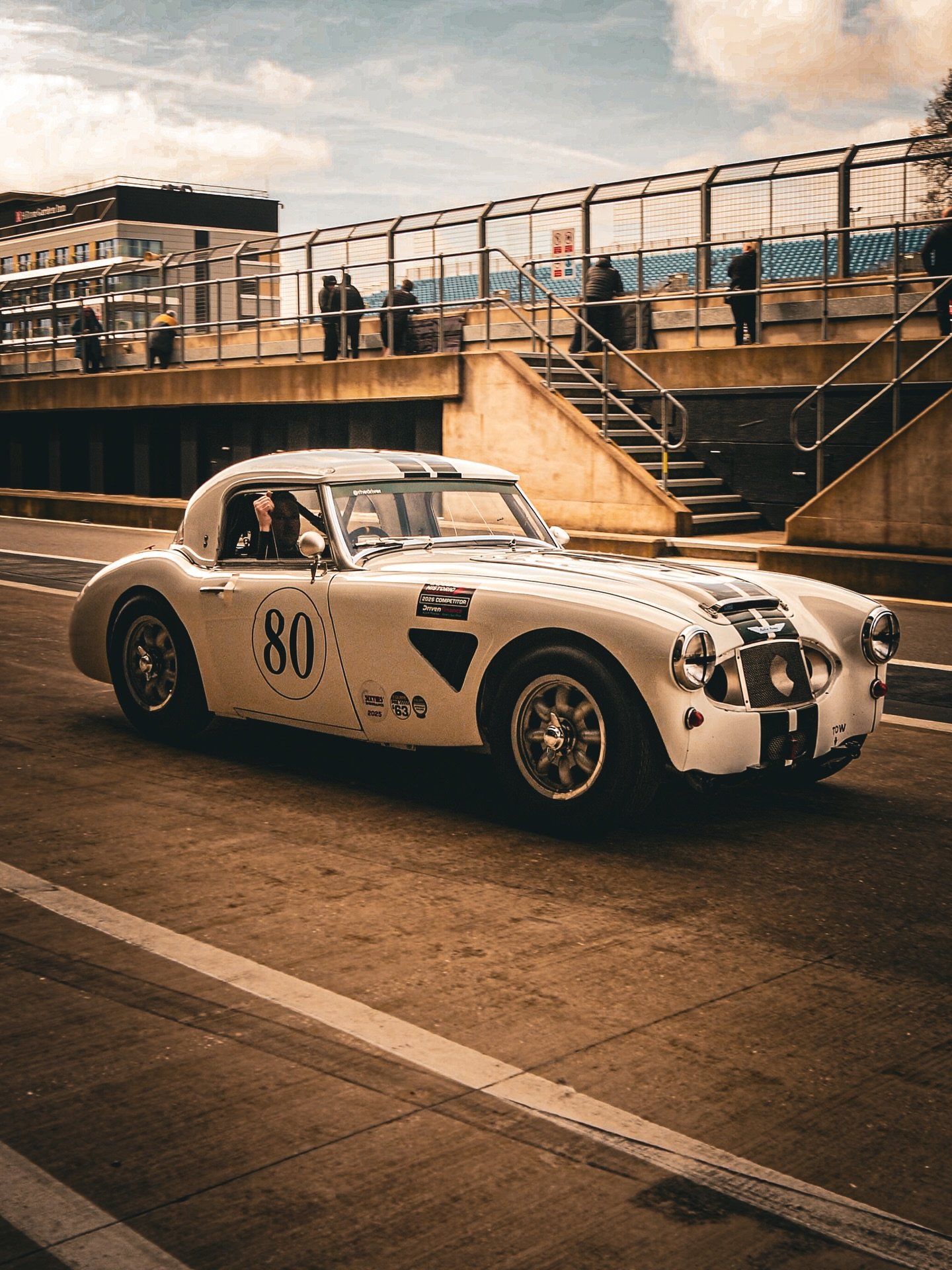 Some still frames of yesterday at @silverstonecircuit International, catching glimpses of the @equipeclassicracing action as well as the @monopostoracingclub 😁 

Despite the windy conditions, the day was pretty good - it was really nice to be back a