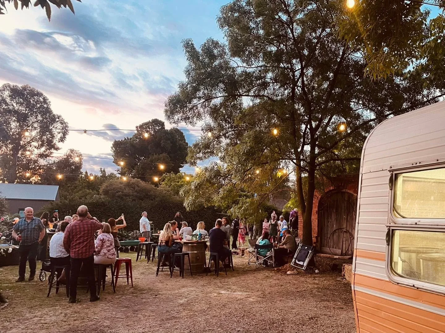 We catered for a private event on Saturday. This one was a joint 60th and 21st birthday extravaganza! It was the most perfect evening for it&hellip;.balmy and beautiful 😍 

#frankly #franklybeechworth #franklyfoodvan #beechworth  #beechworthfoodvan 