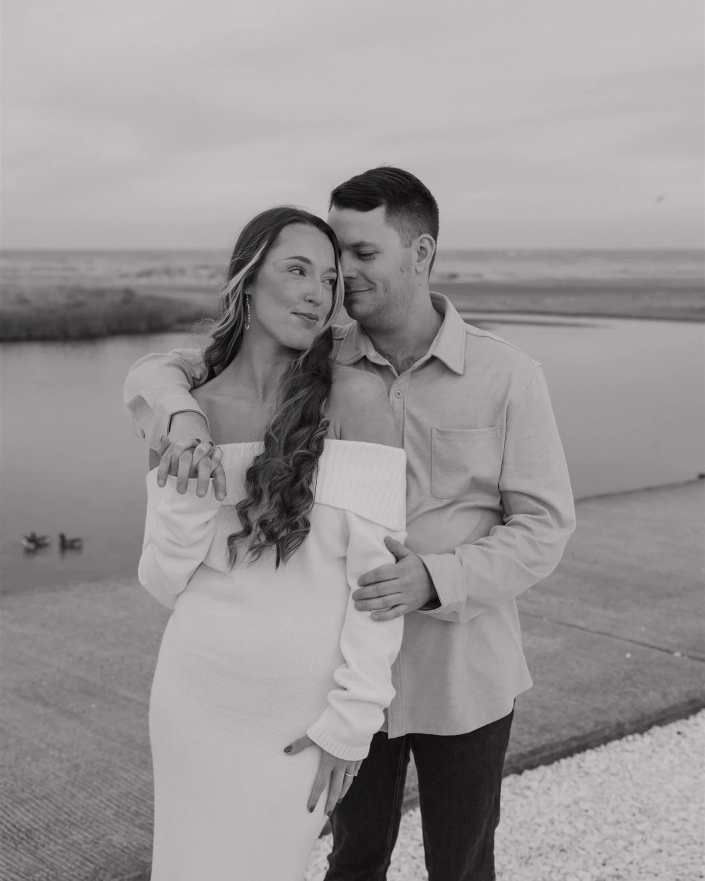 A little sneak peek of Lily &amp; Cole&rsquo;s engagement session in North Wildwood 🥂

When I tell you guys it was FREEZING outside for this session, I am not exaggerating! These two were such troupers braving the December chill to get some epic eng