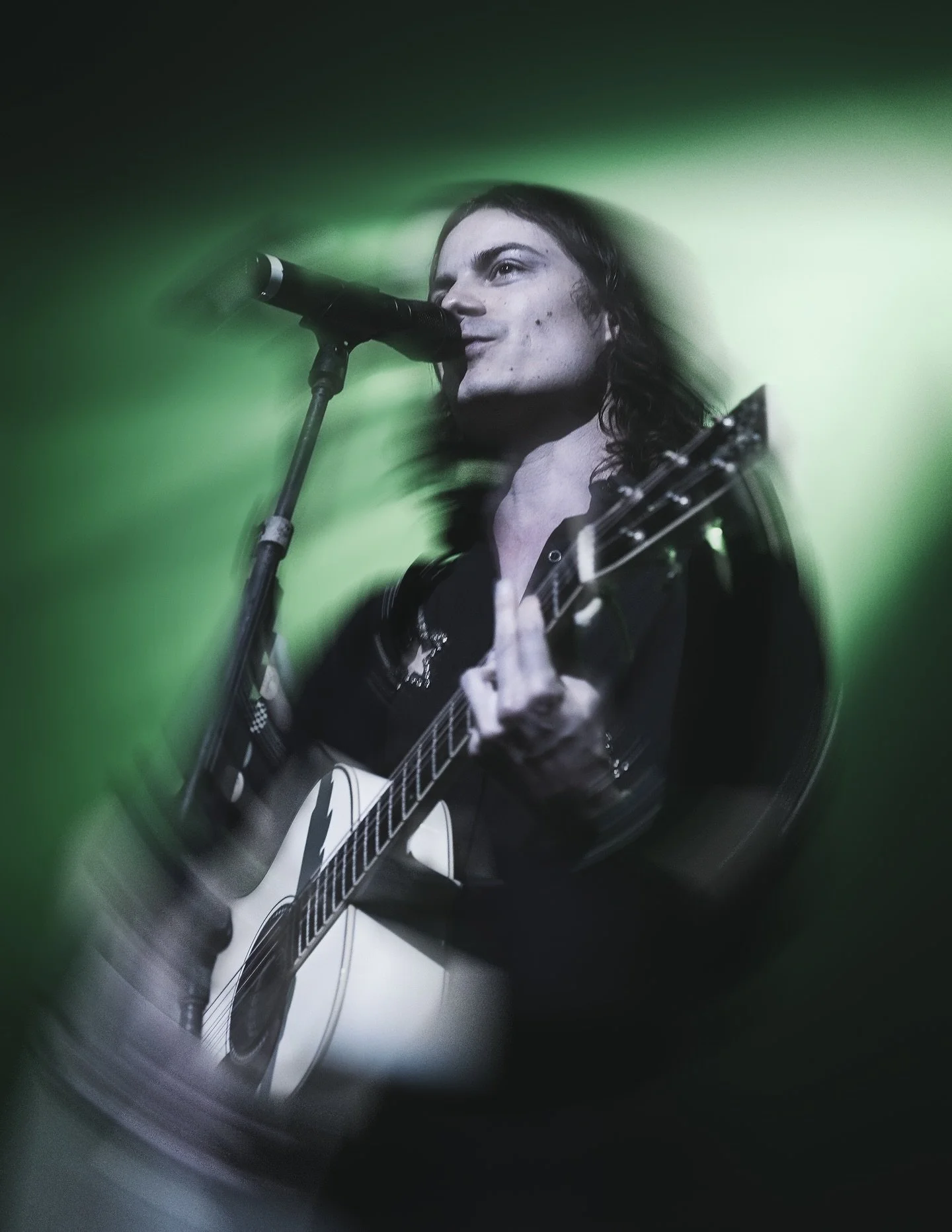 @bornsmusic dropped by @emosaustin last week w/ @courtneyfarrenmusic and it was electric ⚡️

📸: @michellesegurax