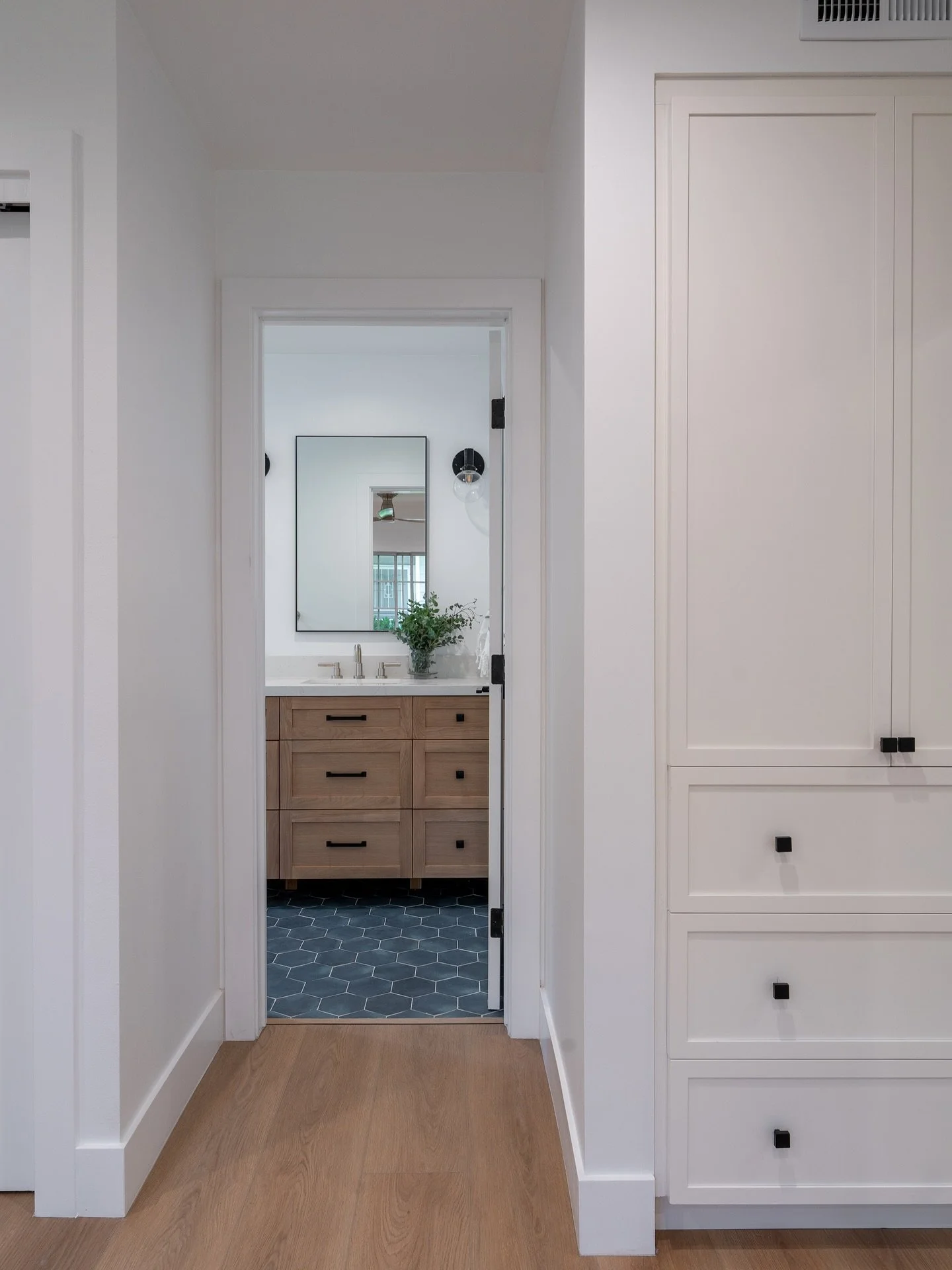 Enjoy it now as this boys bath won&rsquo;t look like this ever again. Queue the towels on the floor! 😜

Project : OFFTHEWALL
Design : @corykingstondesigns