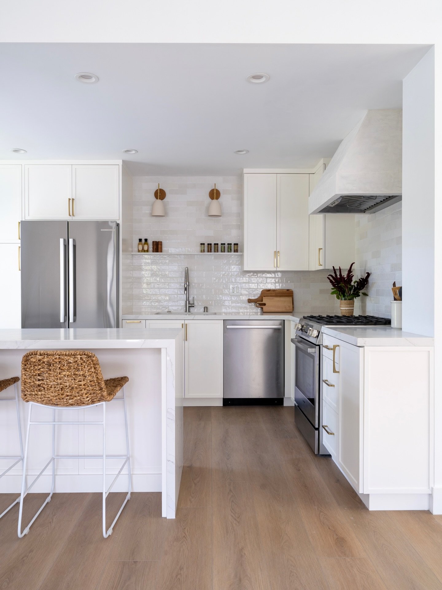 Small footprint, but she&rsquo;s giving big kitchen energy! We raised the ceilings and pushed out the right side 2 feet where there used to be hallway cabinets. Made all the difference in the world! Swipe 👉 for the full glow up. ✨ 

Project : Off Th