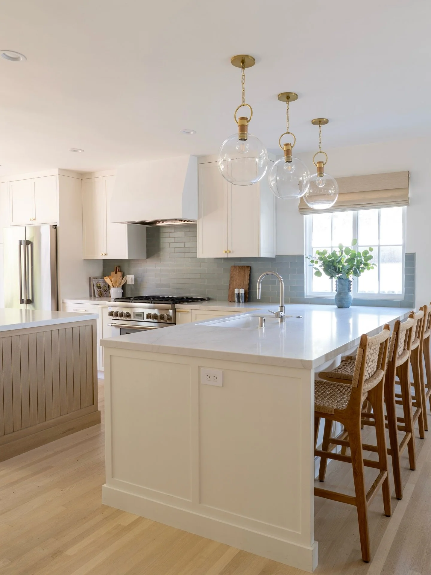 This one&rsquo;s for all the people out there that want to add a little color to their backsplash! 💙 

Project : House of Blues⁠
Design :&nbsp;&nbsp;Corykingstondesigns⁠
Build : @gaelicconstructionanddesign⁠
Structural : @tyengineeringanddesign⁠
Mil