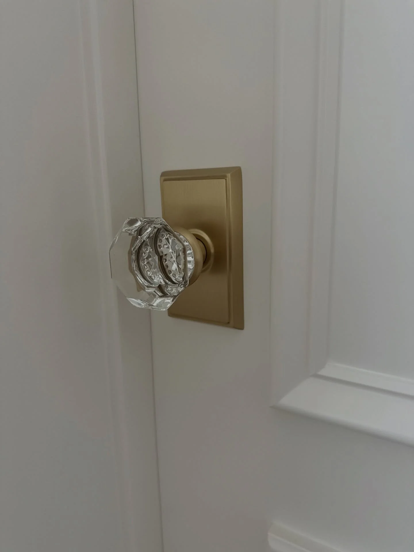 Just a little sparkle for everyone this Valentine&rsquo;s Day! 💕 

Design : @corykingstondesigns 
Build : @chandersonconstruction

custom hardware, crystal door knob, brass door hardware, interior design details, luxury home finishes #InteriorDetail