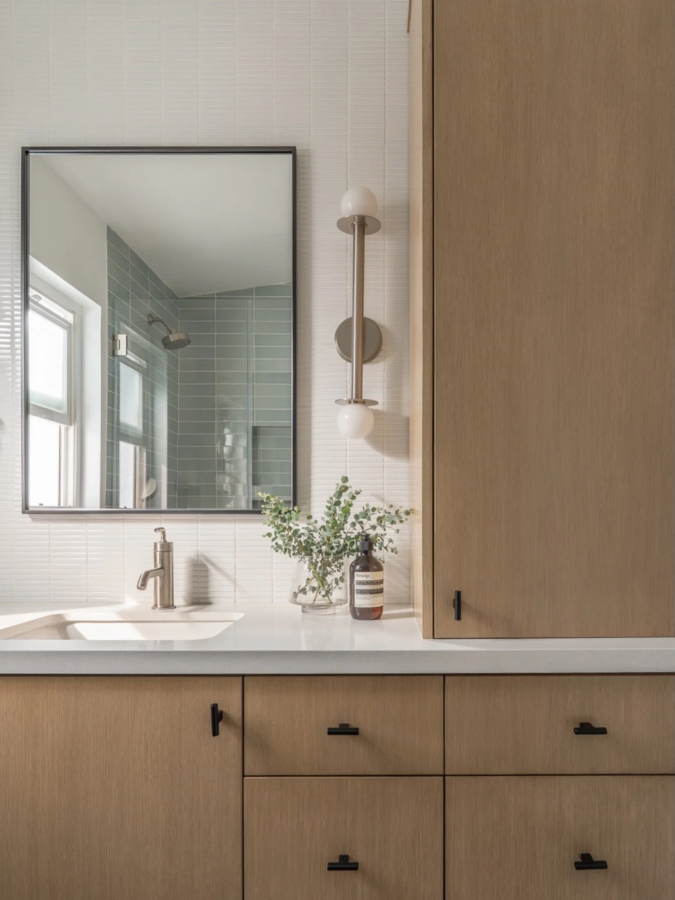 This bathroom - bathrooming like the queen she is. Obsessed 💕 

Project : Always Bet Black 
Design : @corykingstondesigns 
Build : Golden Age Construction 
Millwork : Guerreros Custom Cabinets
Pics : @bkingston 

#hermosabeachinteriordesigner #coast