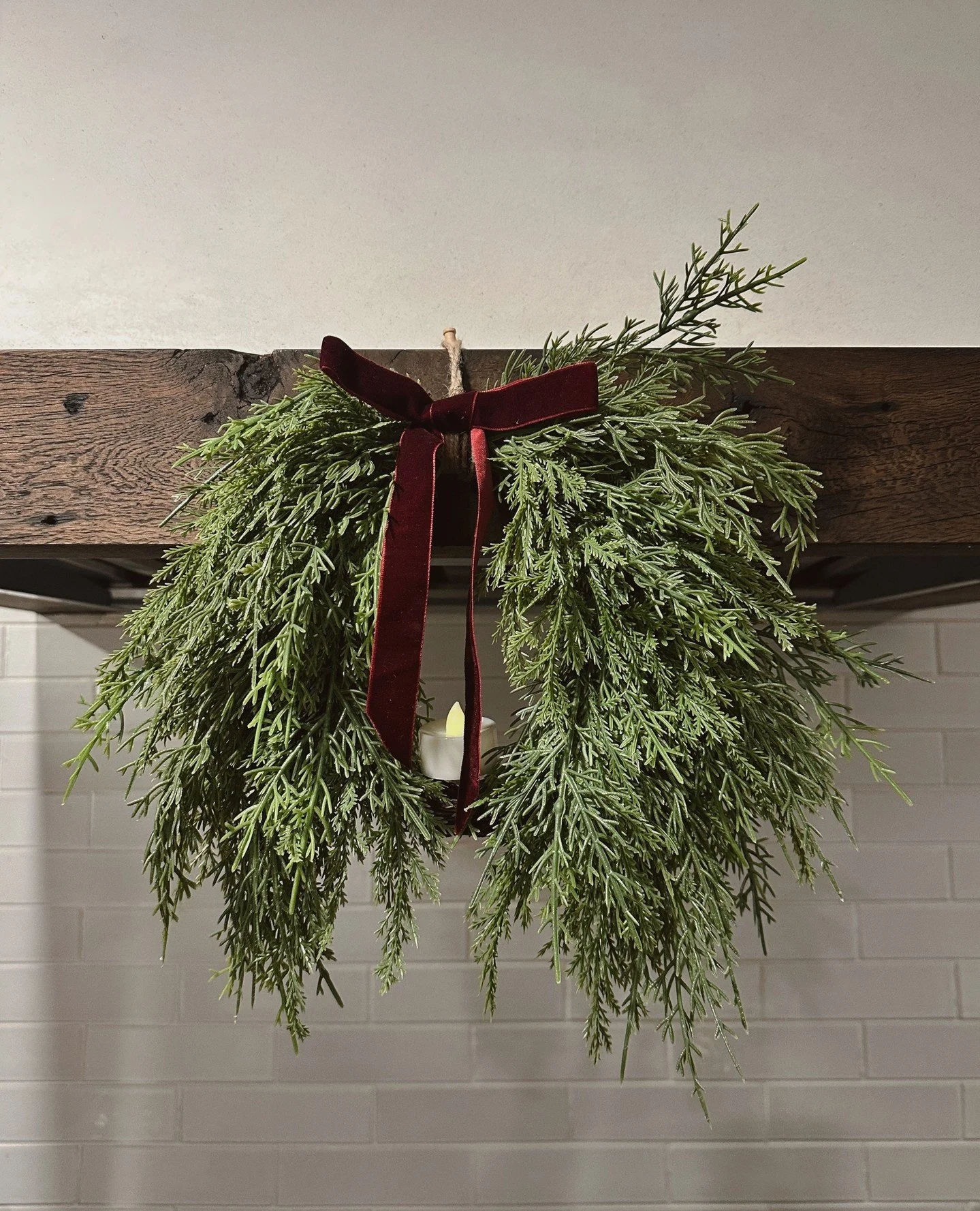 HAPPIEST of Holidays from the CKD Team! ❌️ 💚 ❌️ 💚⁠
⁠
Design : @corykingstondesigns ⁠
Build : @gaelicconstructionanddesign ⁠
Millwork : Cactus Cabinets ⁠
Flooring : @floorpros_designcenter⁠
⁠
#kitchendecor⁠
#holidays⁠
#kitcheninspo