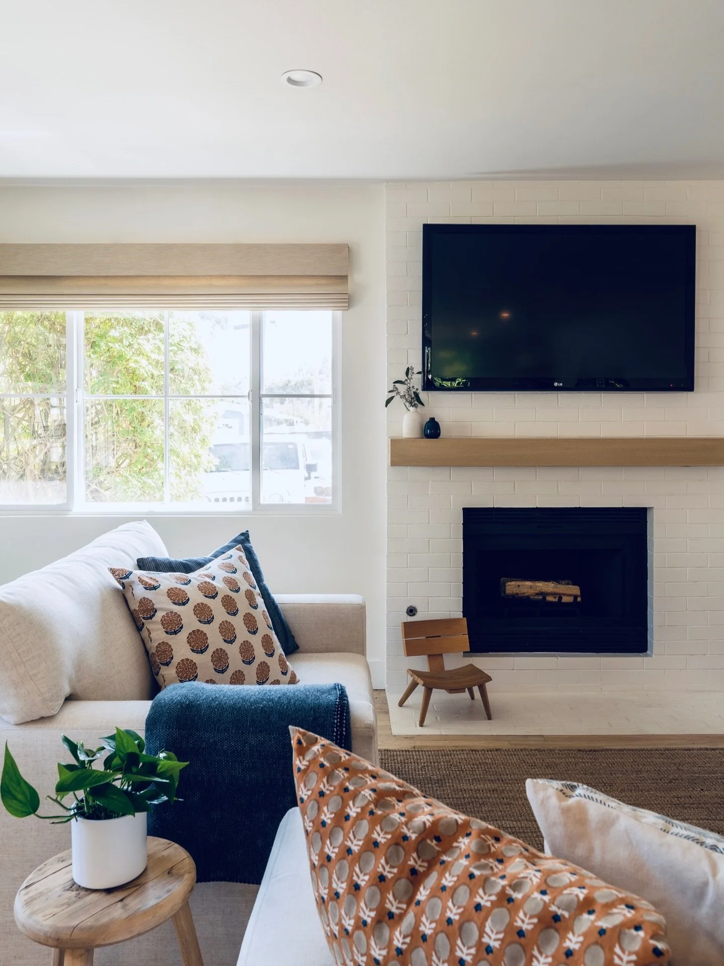 Out with the old brick and in with the new! Doesn&rsquo;t this transformation just make you want to go home, light a fire in the fireplace (even here in California 😎) and watch The Pitt, Season 2? Sooo good!

Project : House of Blues
Design: @Coryki