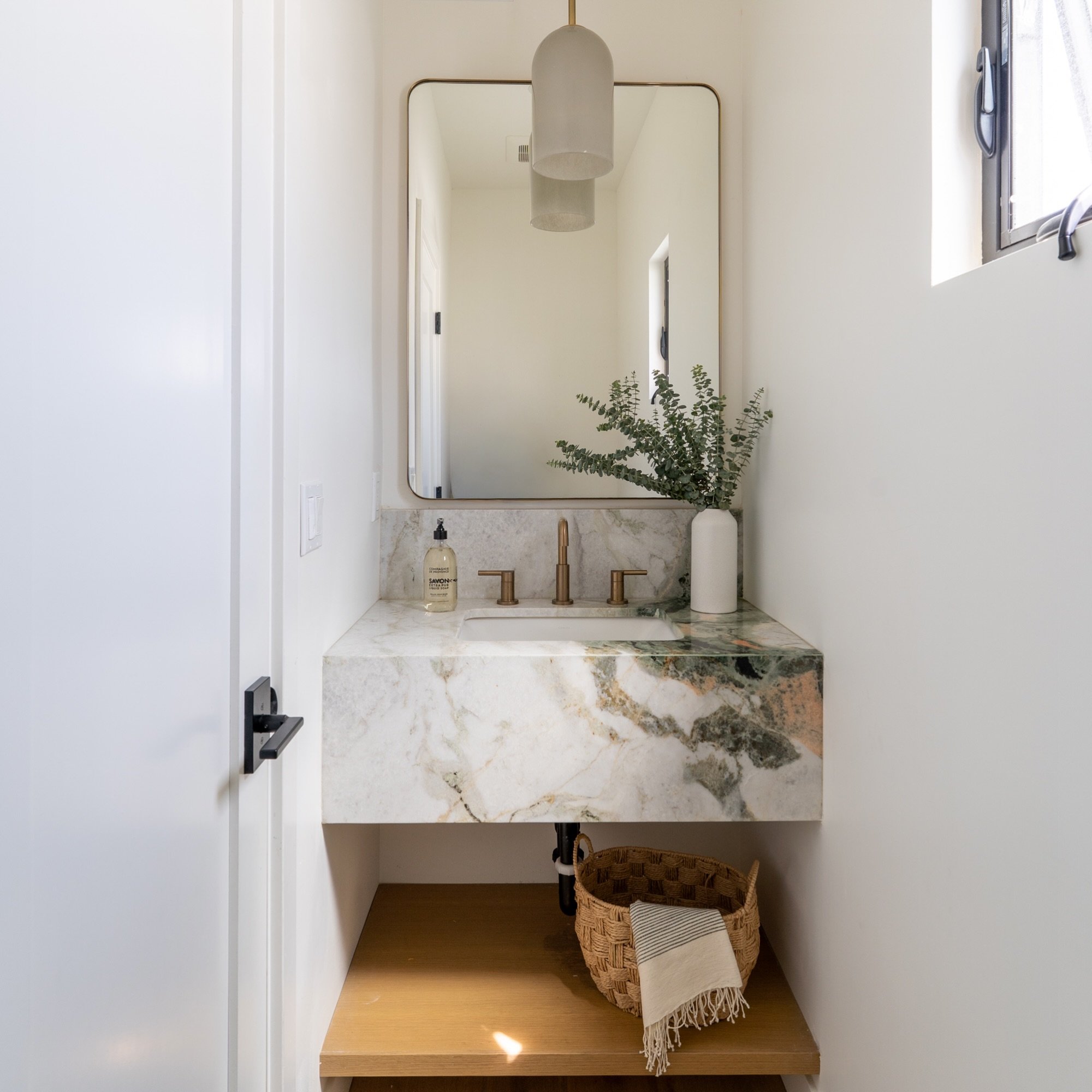 Who doesn&rsquo;t love a good powder room moment? It&rsquo;s a place you can have some fun. Get that wild marble, add the colorful wallpaper&hellip;.trust us and just do it!!! You won&rsquo;t regret it! 

Project :  Schools Out For Summer
Design : @c