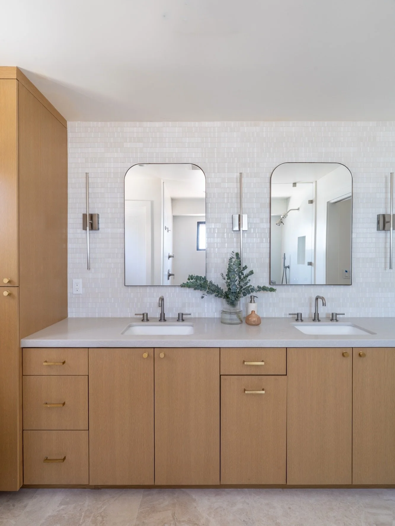 We&rsquo;d always be late if we had to get ready in this Primary Bathroom!! 

Project : Schools Out For Summer
Design : Corykingstondesigns
Build : Paldino Construction
Pics : @bkingston

Primary Bath | white oak | Marble countertops | leathered marb
