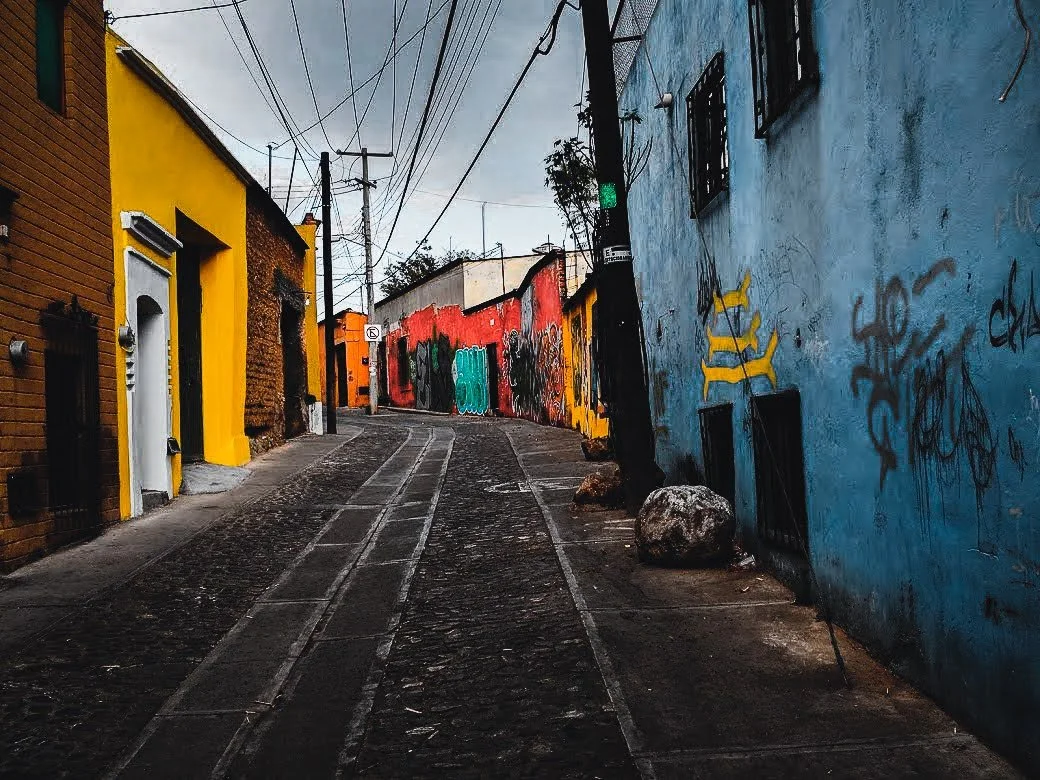 LA CASA CHISMOSA