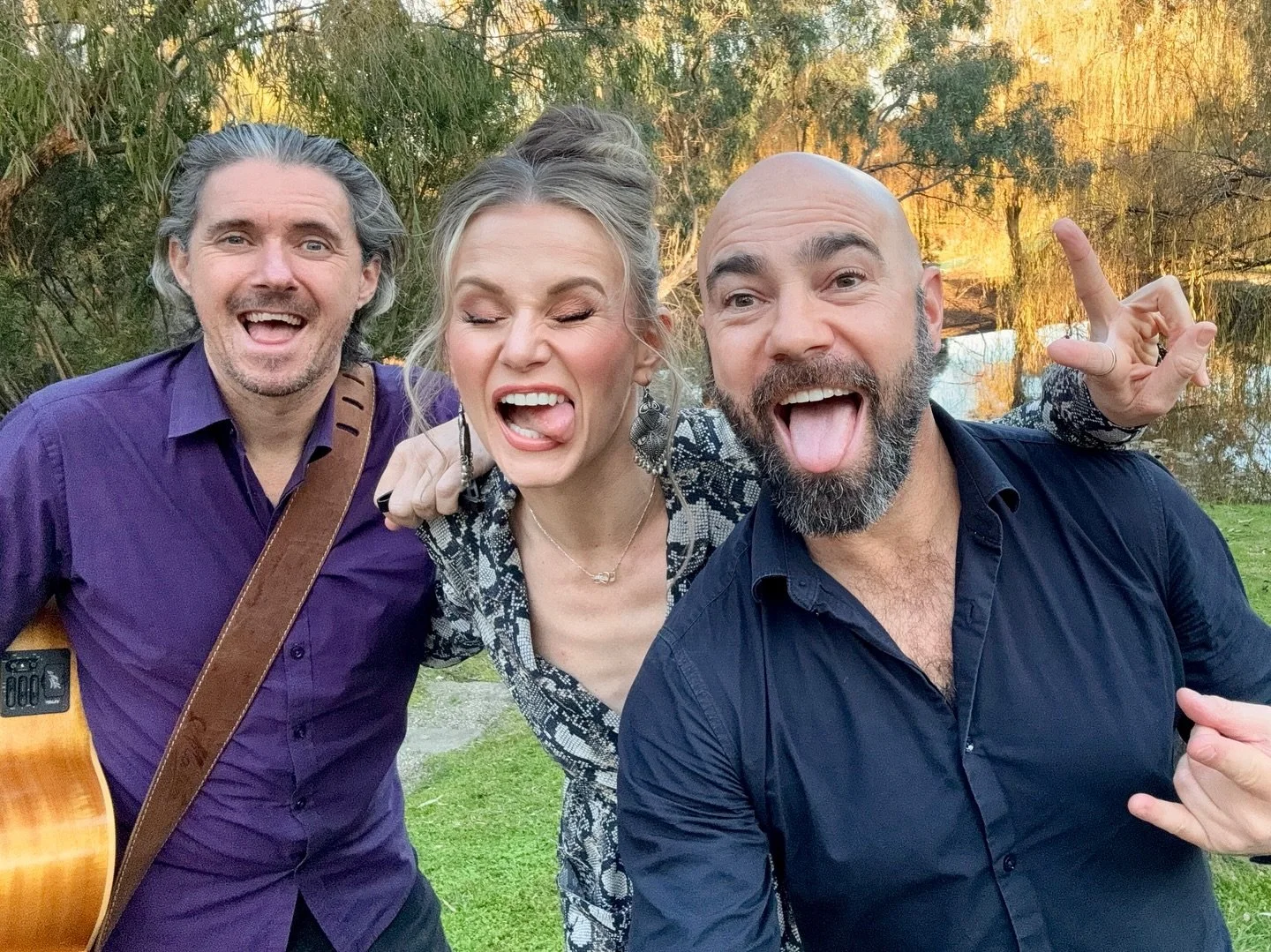 Catch @look_sharp_band live this afternoon at @theborderinnbm from 1:30pm! 🕺💃