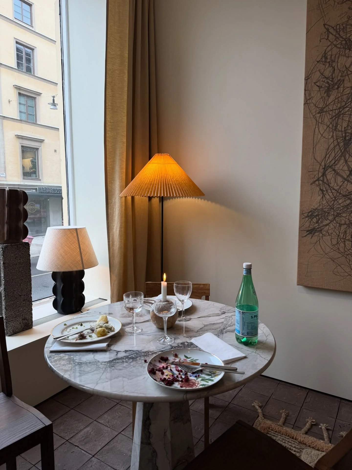 VG inspiration 🤍 @dustydeco was a personal favorite of mine in Stockholm. When we walked in, the team had just finished lunch and you could feel how the space was meant to be lived in. The mix of design and art sometimes clashes in style, but that c