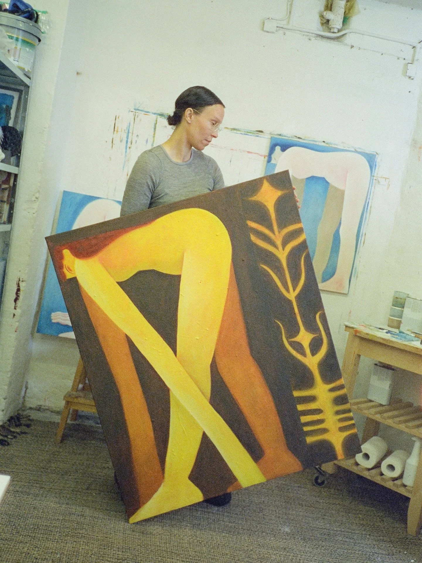 In the studio with Sara Mai 💛
I still remember the night I discovered Sara&rsquo;s work. I was sitting in a hotel in New Mexico, scrolling through instagram, when her paintings stopped me instantly. I felt that pull, the kind you cannot ignore.

Whe