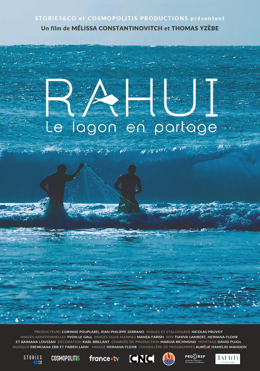 Affiche de film avec deux personnes dans la mer tenant une voile ou un filet, vagues en arrière-plan, titre du film "RAHUI - Le lagon en partage" et crédits de production en bas.