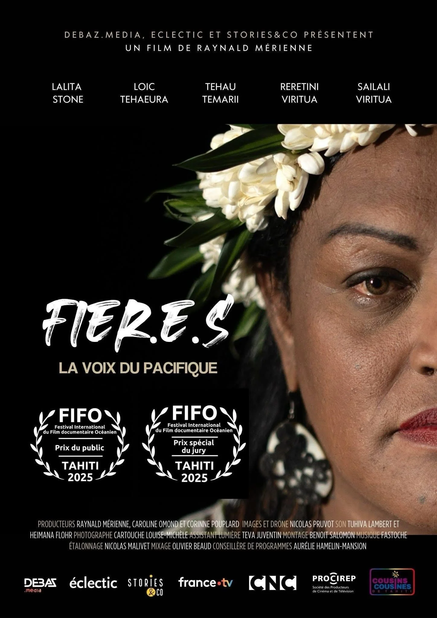 Affiche de film intitulée 'FIERES, La voix du Pacifique', avec une femme portant une couronne de fleurs blanches, partiellement visible. Texte en français mentionnant les réalisateurs, acteurs et prix du film, avec logos de partenaires et sponsors en bas.