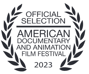 Sceau de sélection officielle pour le American Documentary and Animation Film Festival 2023, entouré de lauriers noirs.