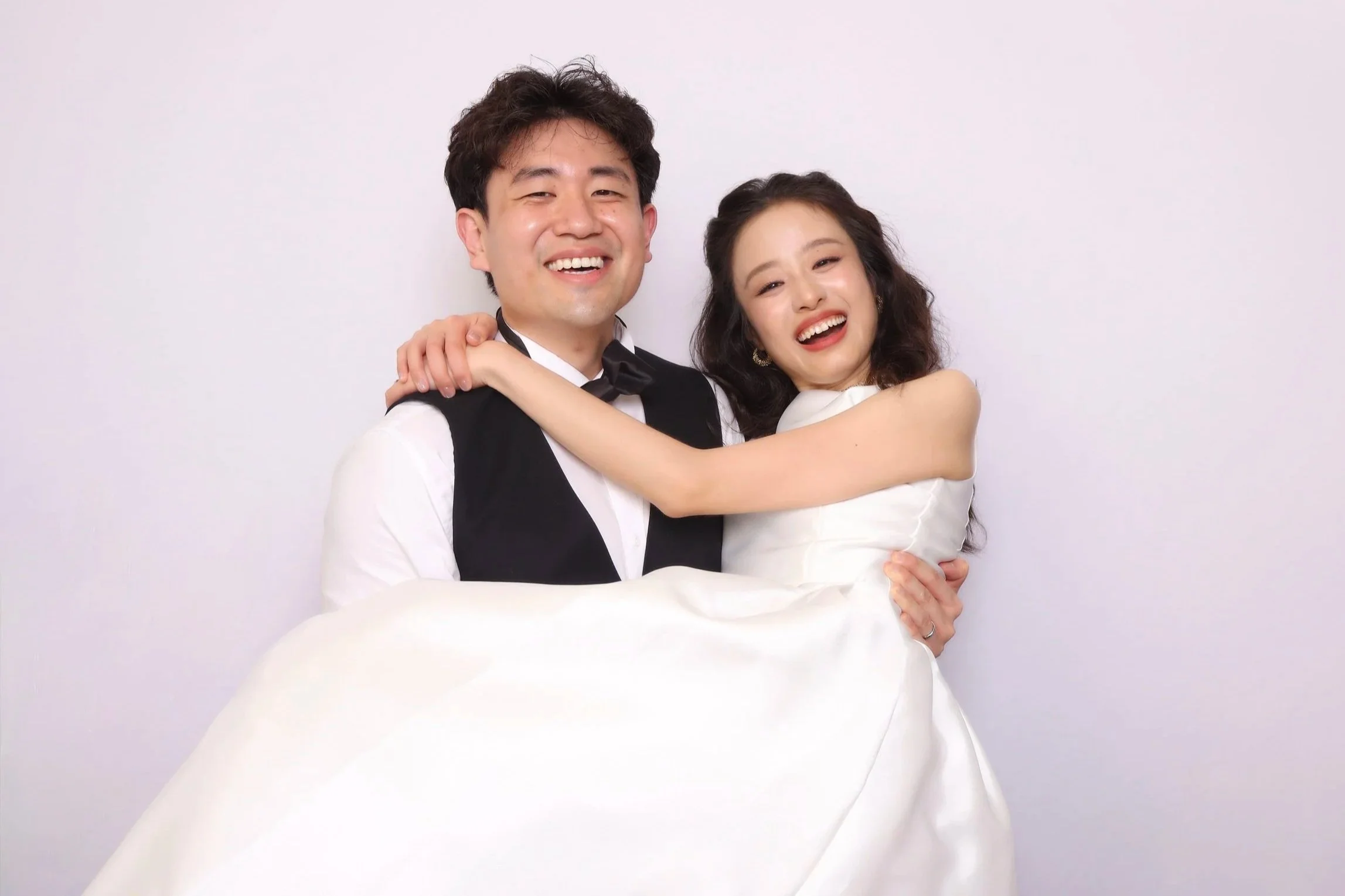 wedding photo groom holding bride in arms