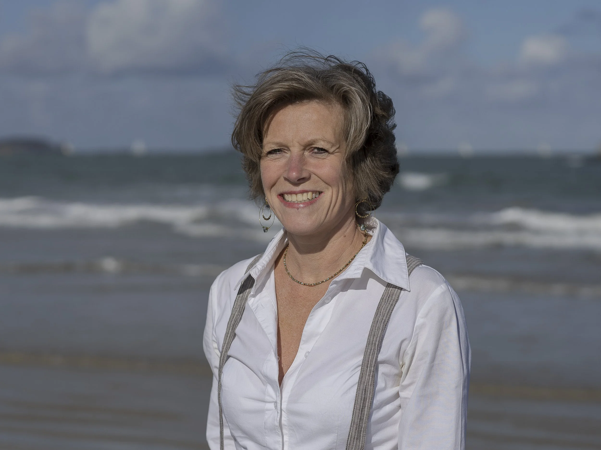 Photo d'une femme sur la plage à Saint-Malo en Bretagne par Lisa Gouillet