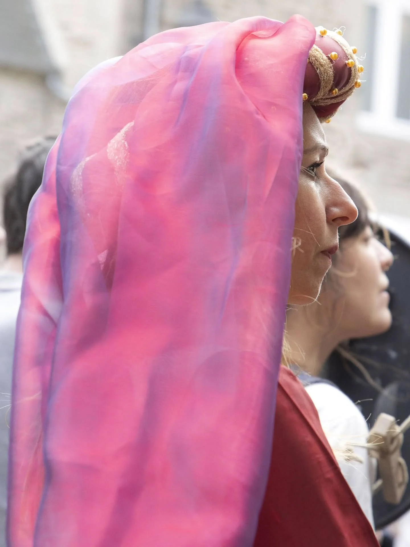Les voiles se d&eacute;voilent dans la cit&eacute; m&eacute;di&eacute;vale de Dinan.
#fetesdesremparts#bretagne#moyenage#portrait#femmes#costumes#medieval#coiffure#fete#souvenirs#douceur