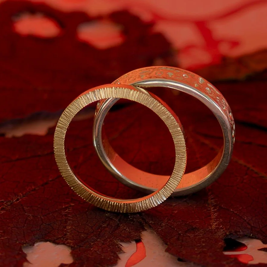 Un clic, une &eacute;tincelle, un &laquo; pour toujours &raquo;. ✨
Les alliances brillent, vos souvenirs aussi. 💍📸
#WeddingRings #PhotoDeMariage #amour❤️ #&eacute;ternel #anneauxdemariage #symbolemocy