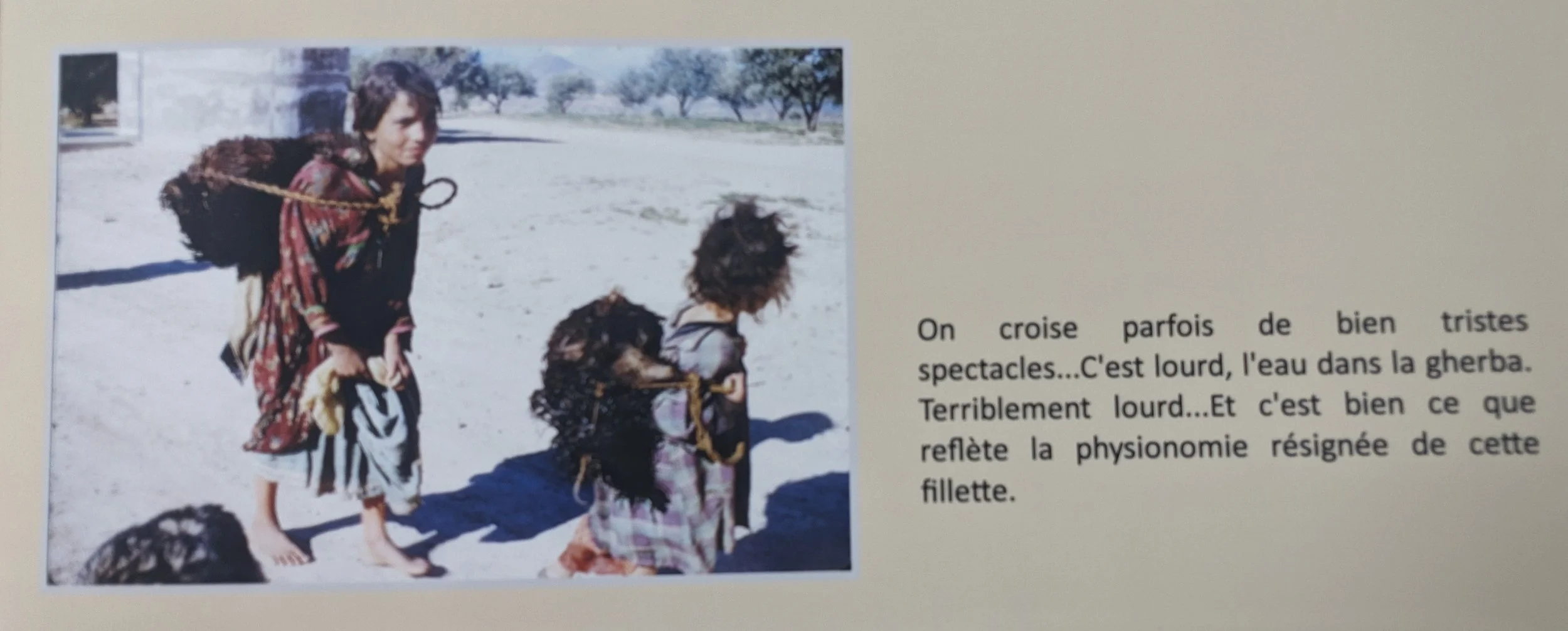 Photo de deux jeunes filles pauvres en Algérie pendant la guerre. Les deux portent de l'eau sur leur dos. Elles semblent résignées. Le texte à droite accompagne la photo.