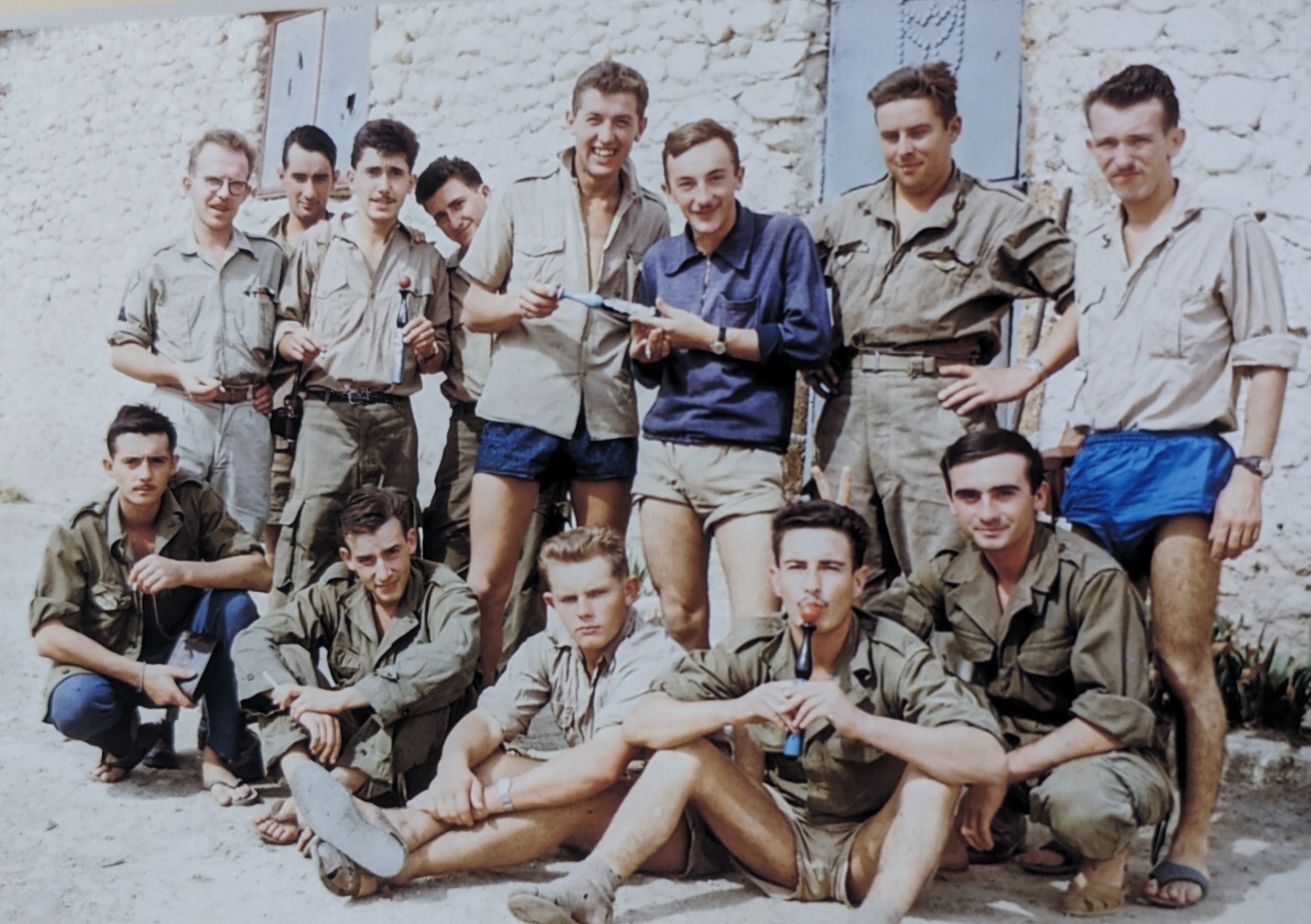 Photo de groupe de jeunes soldats français pendant la guerre d'Algérie en tenue légère.