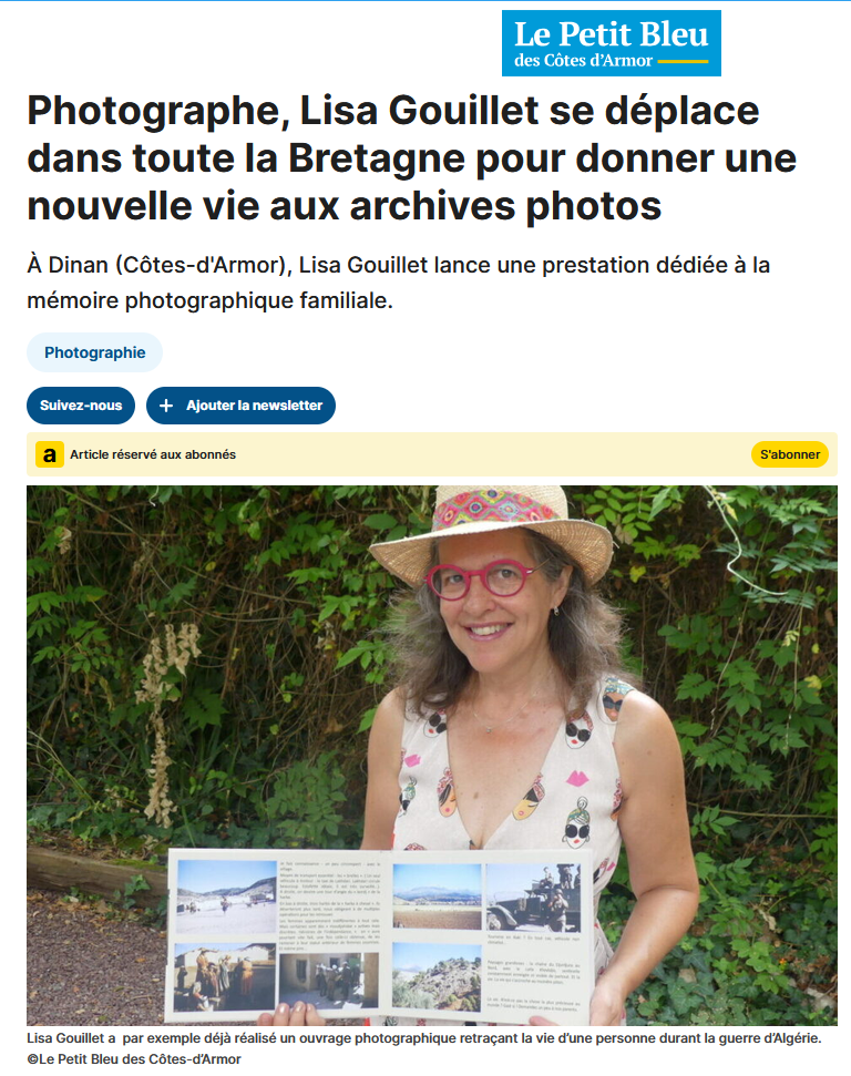 Coupure de journal Le Petit Bleu. Une femme portant un chapeau et des lunettes rouges, tenant un livre avec des photos, devant une végétation luxuriante.